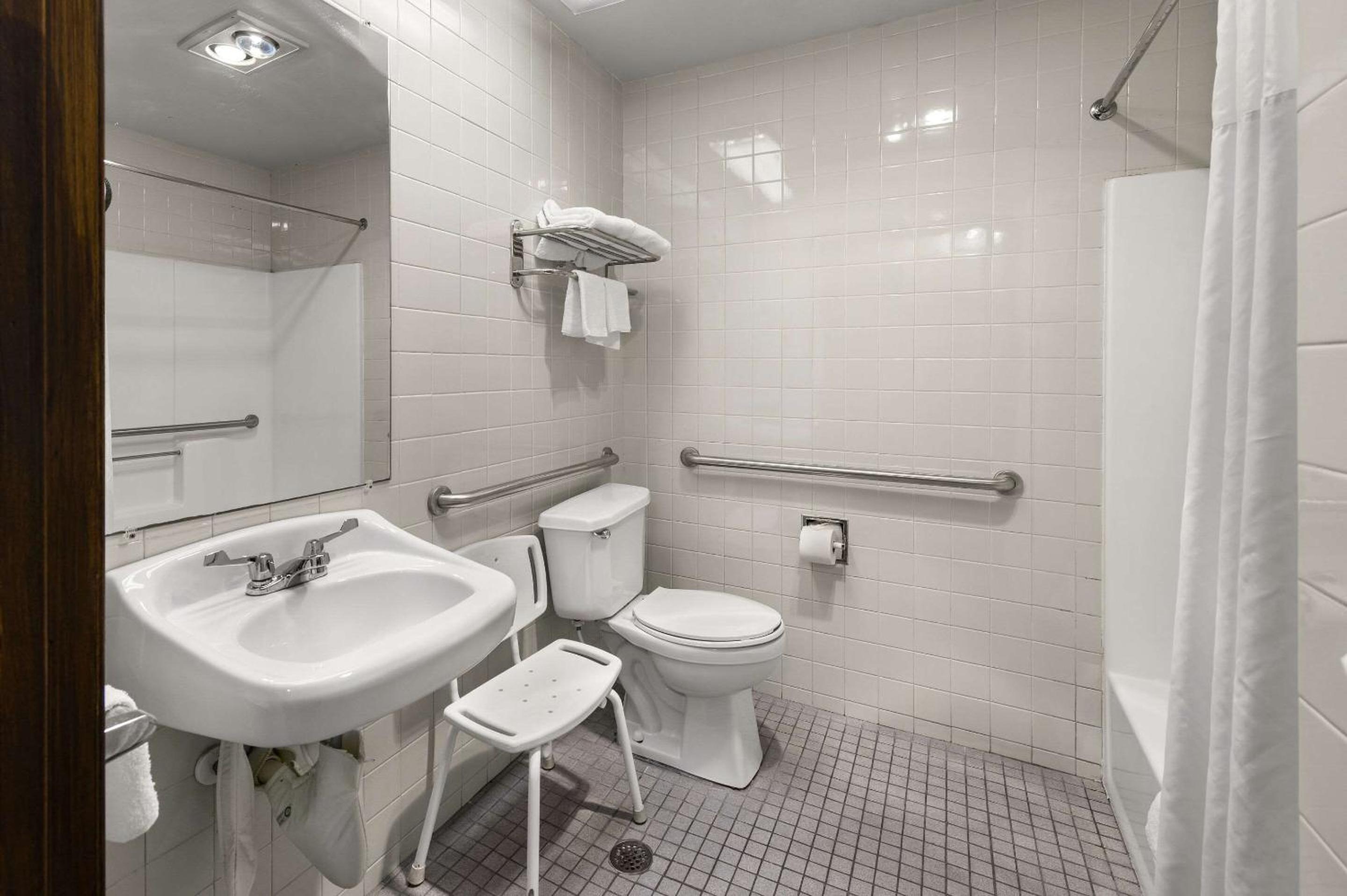 Queen Room with Two Queen Beds and Accessible Tub - Accessible/Non-Smoking - Photo 3