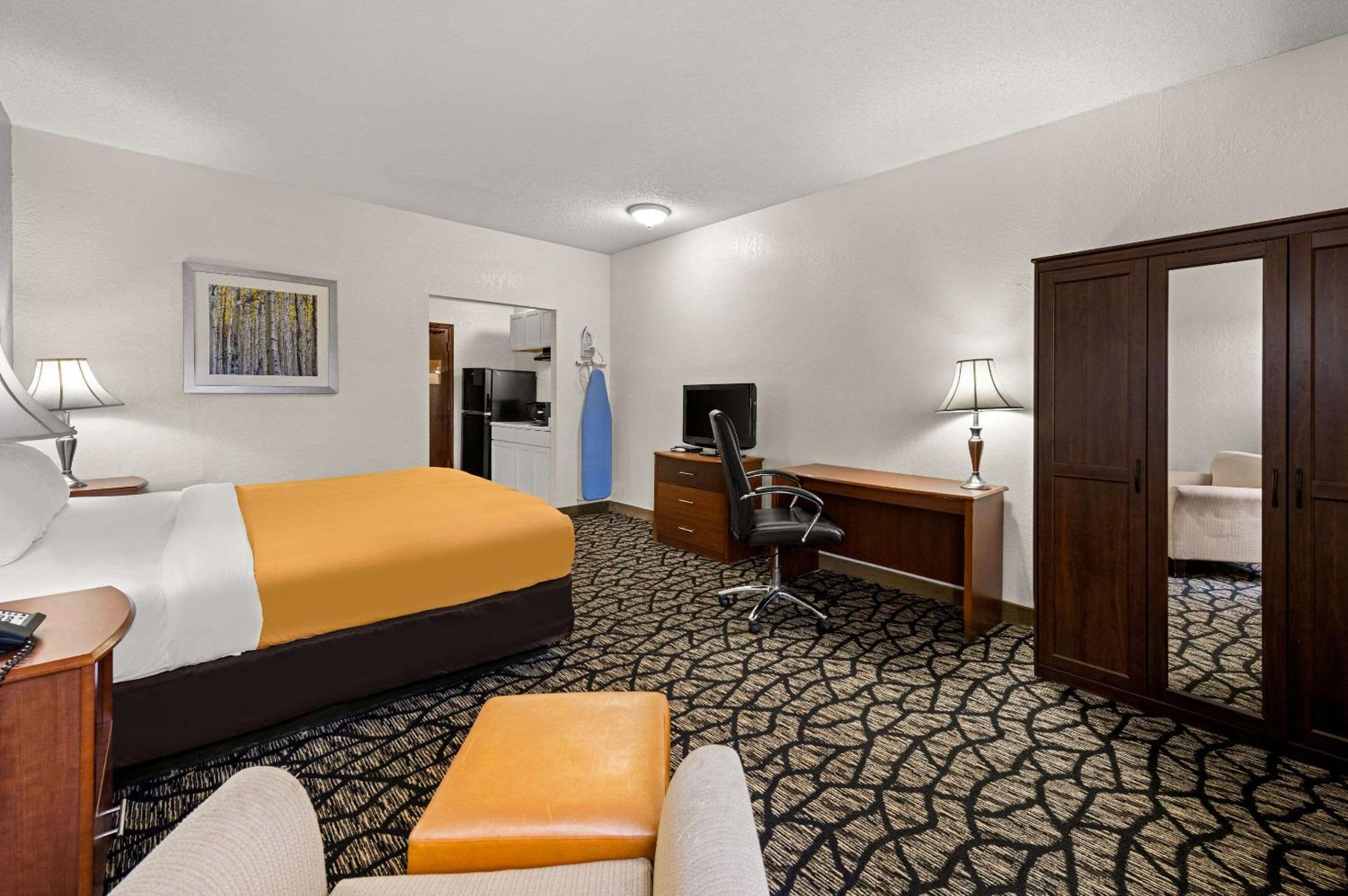 King Room - Non-Smoking - Photo 1