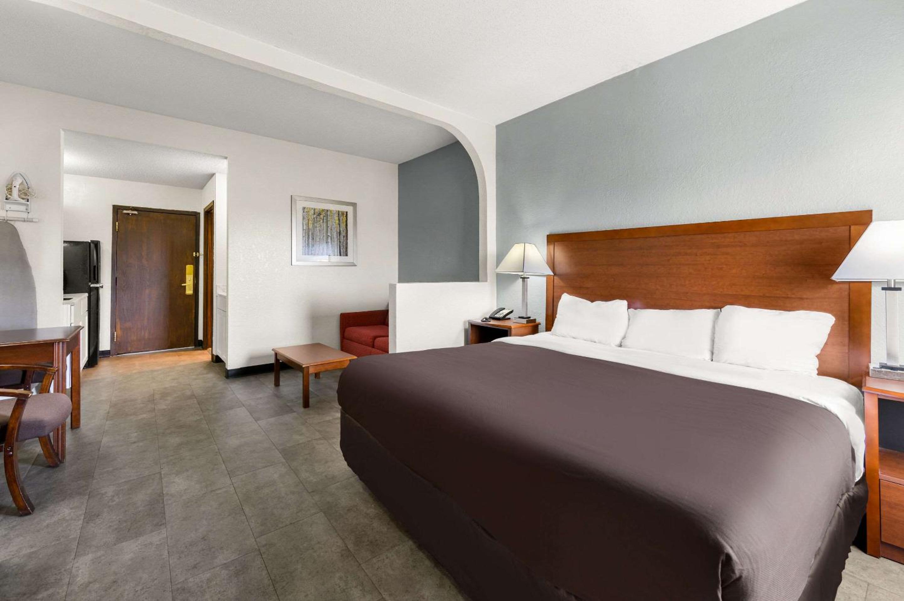King Room with Sofa Bed - Non-Smoking - Photo 2