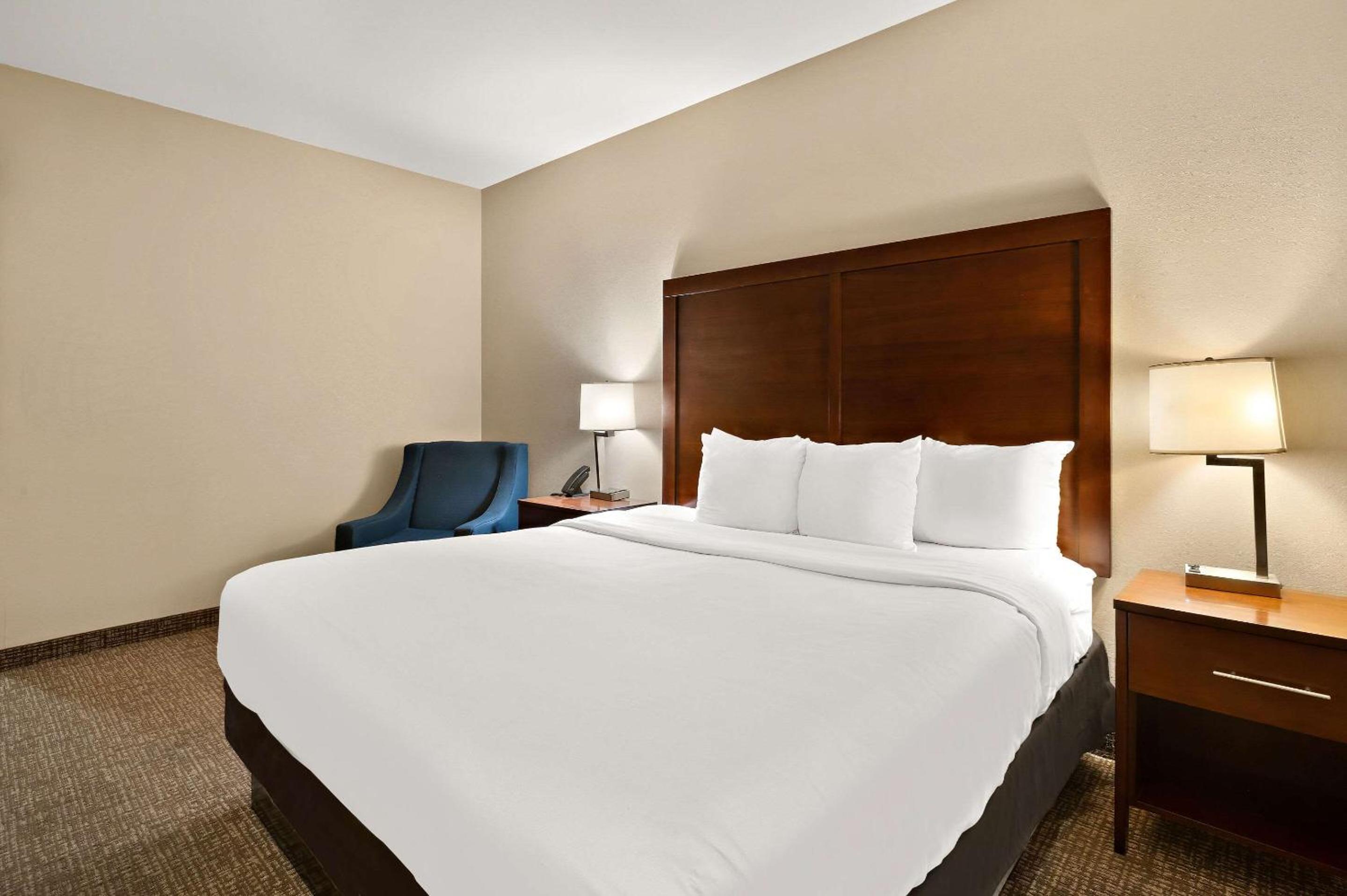King Room - Non-Smoking - Photo 2