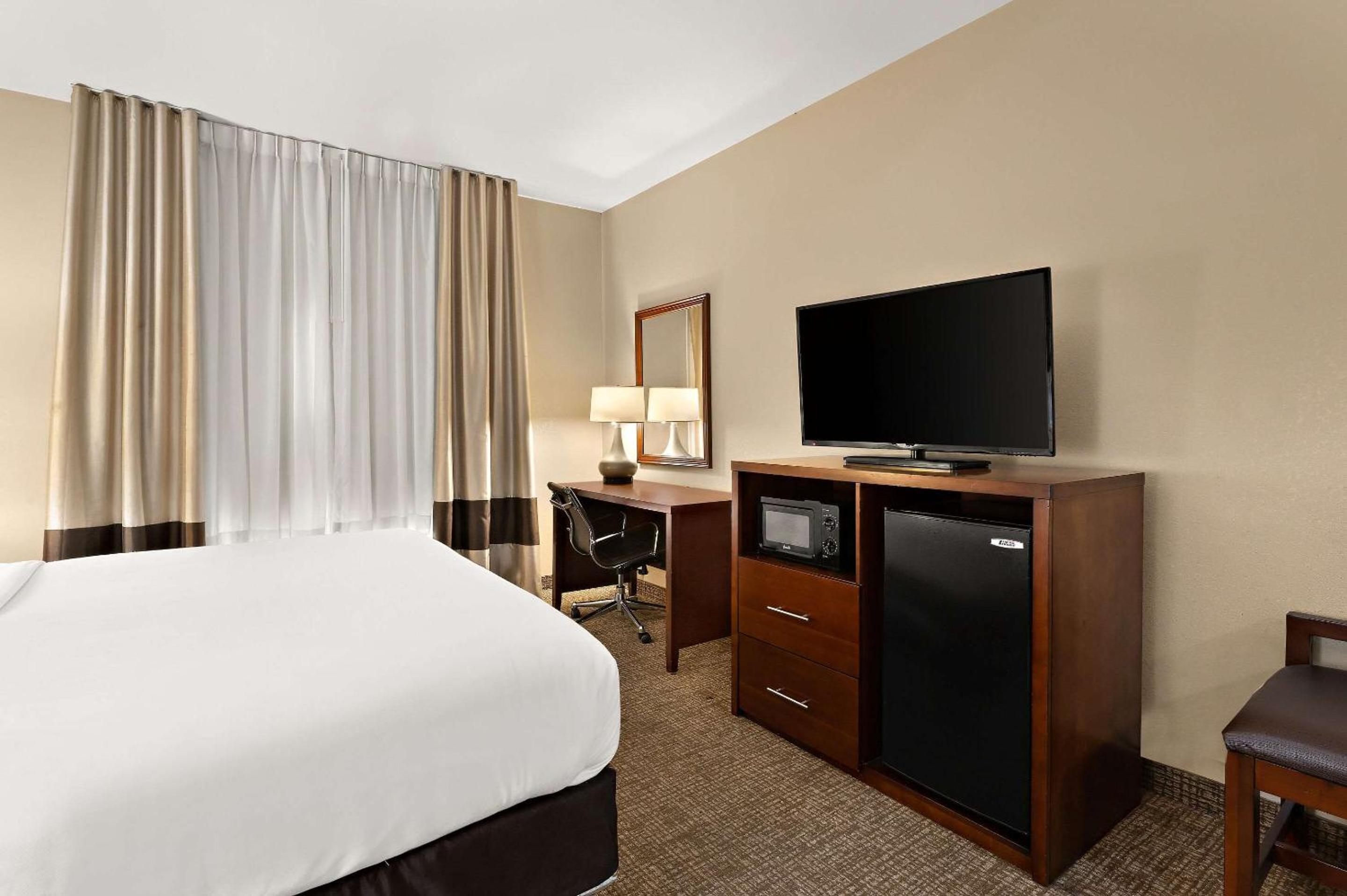 King Room - Non-Smoking - Photo 3