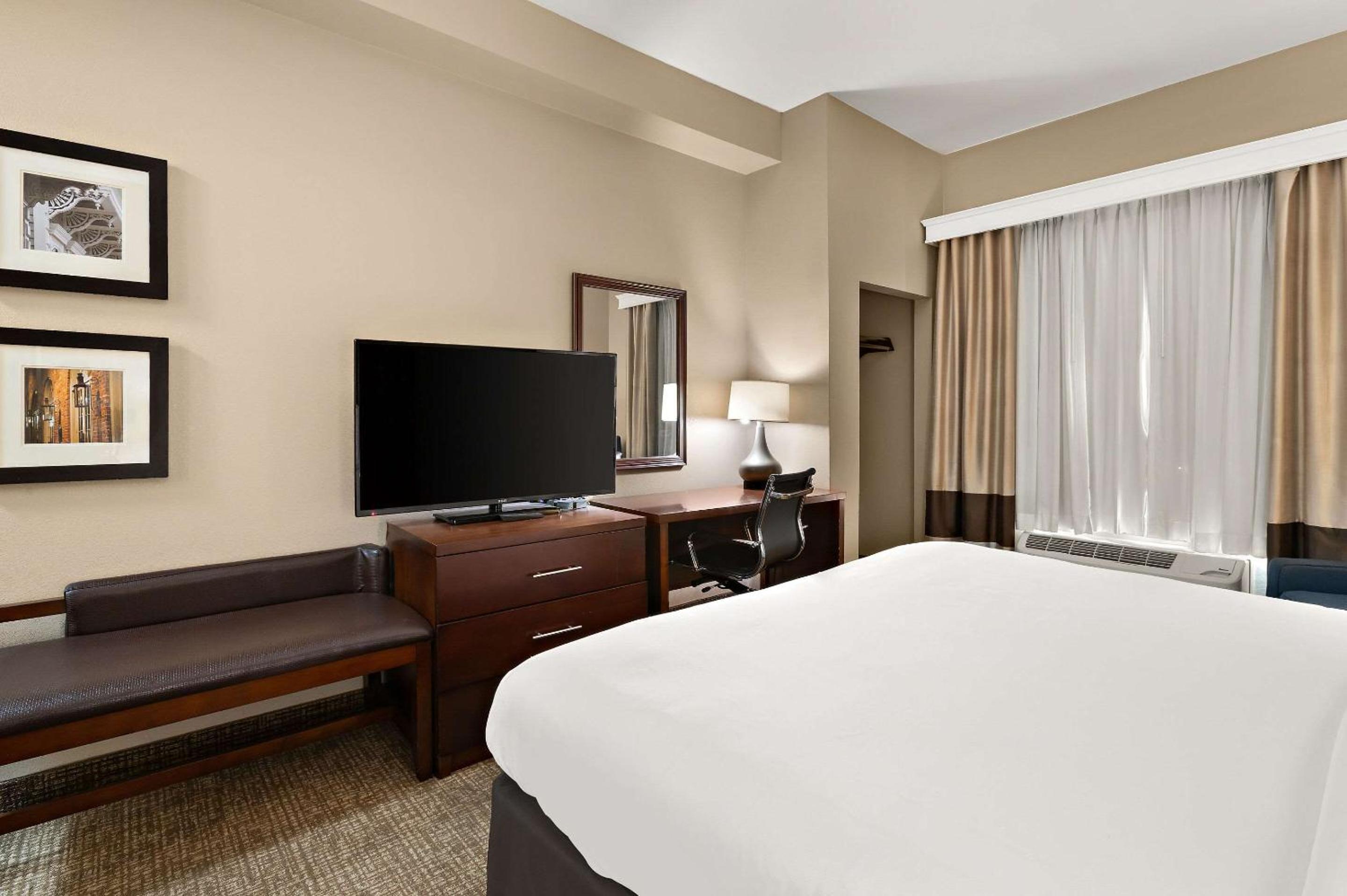 Deluxe King Room - Non-Smoking - Photo 2