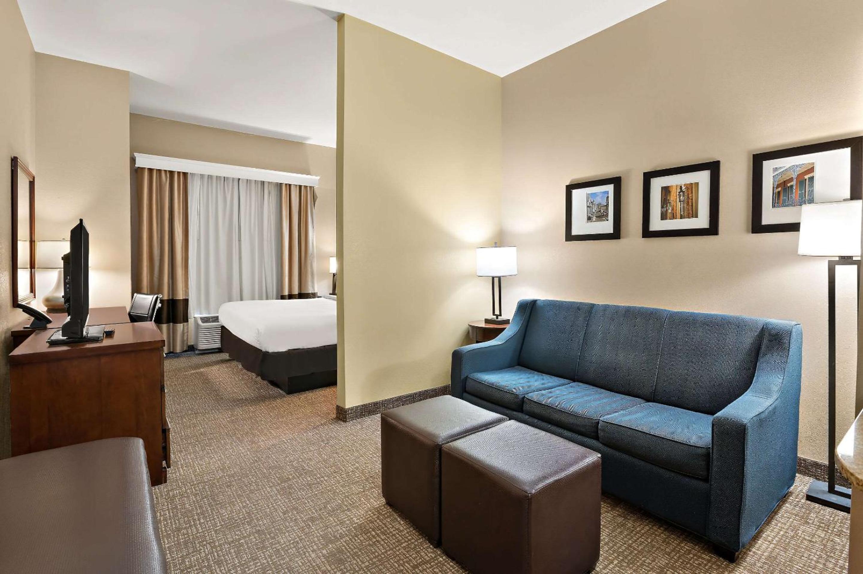 King Suite with Sofa Bed - Non-Smoking - Photo 1