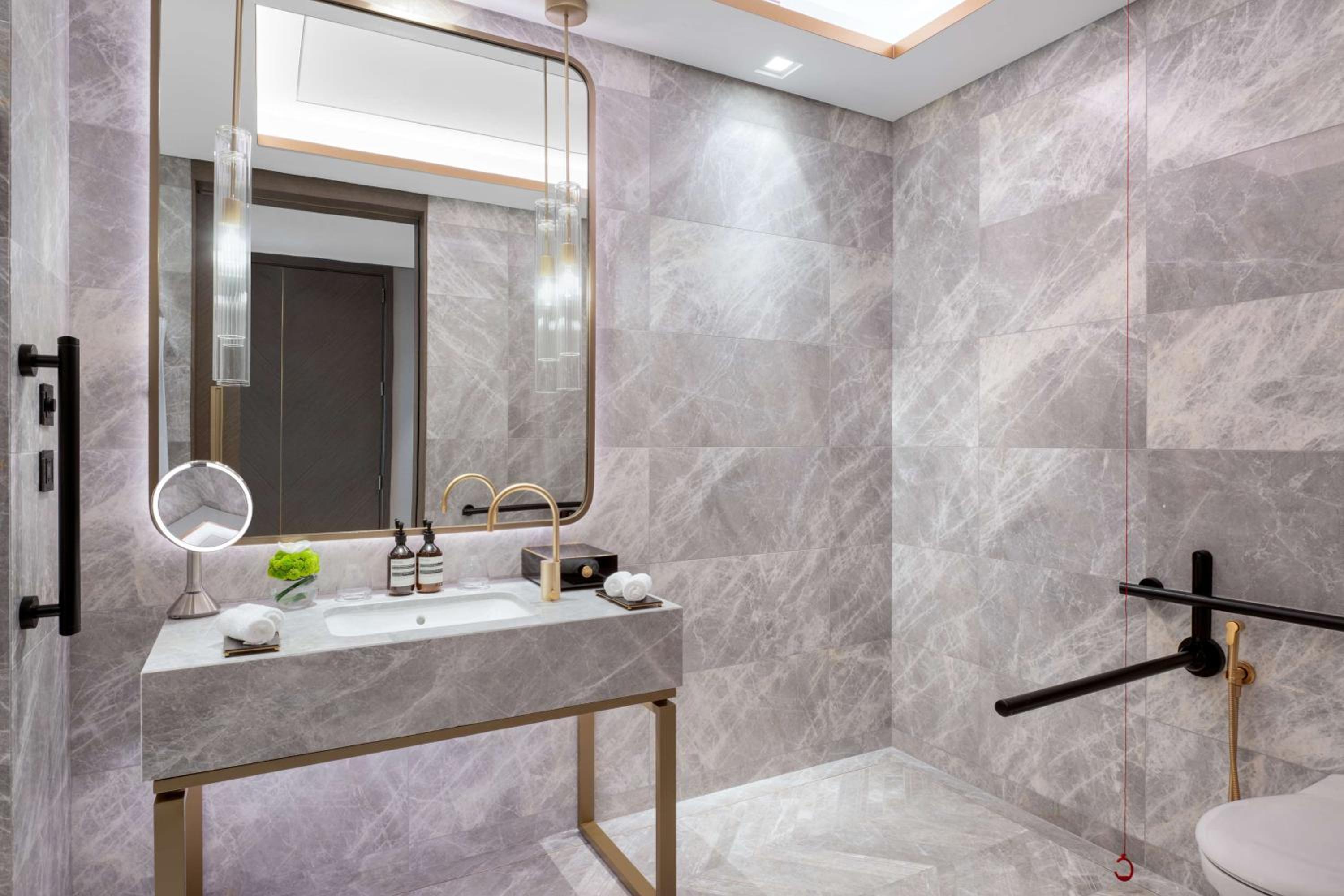 Deluxe King Room - Mobility Accessible - Photo 5