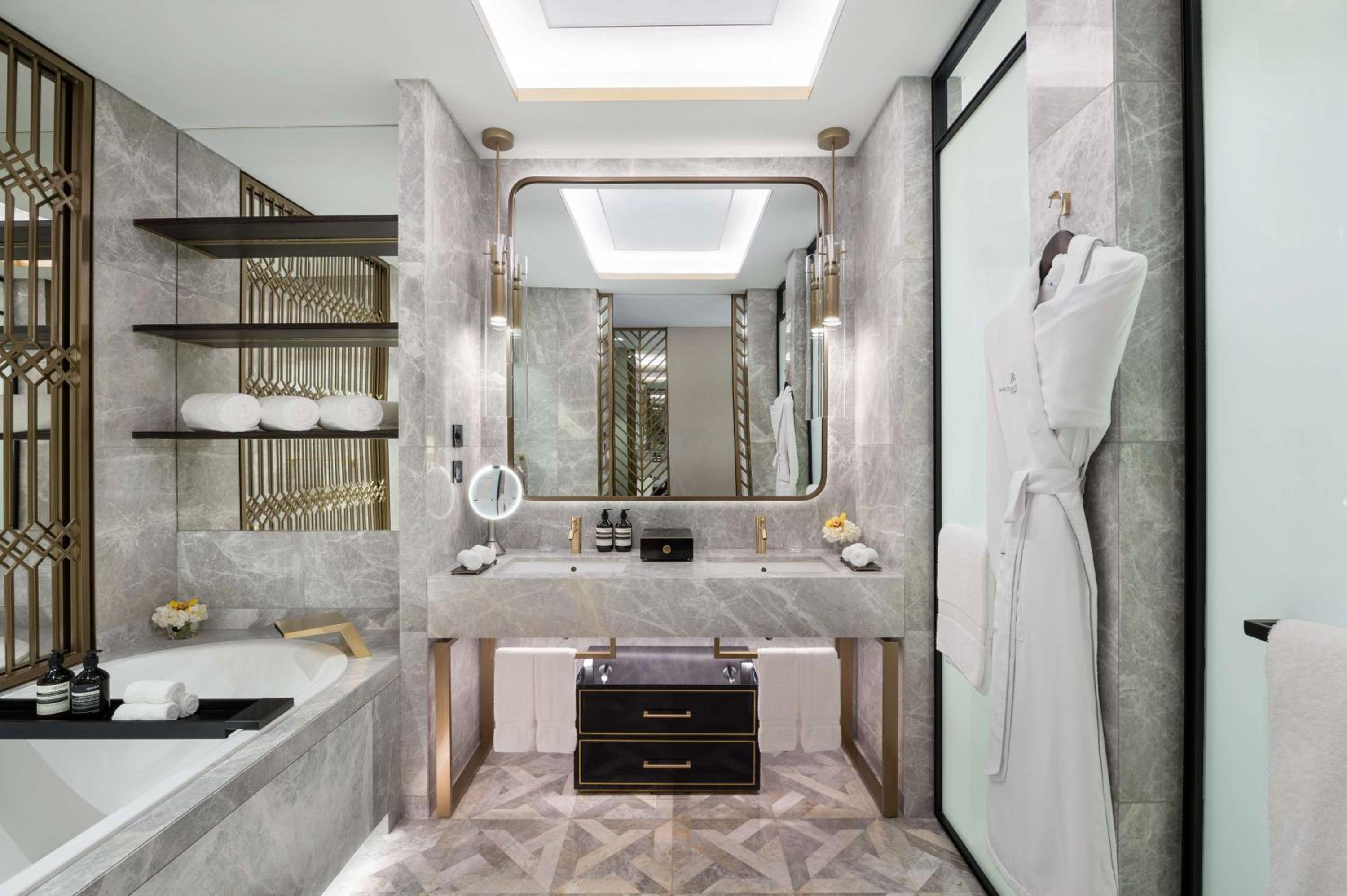 Deluxe King Room - Photo 8