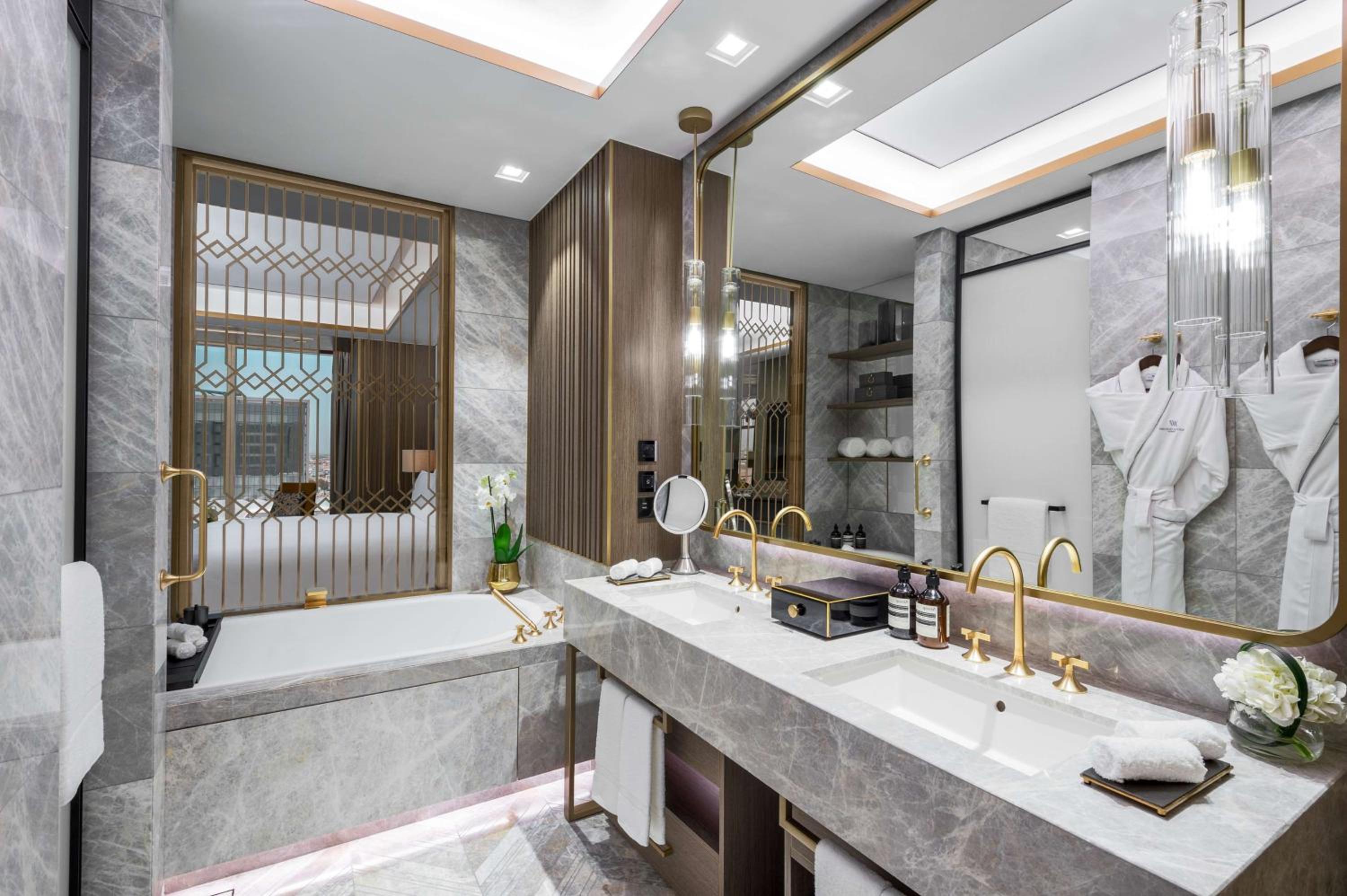 Deluxe King Room - Photo 9