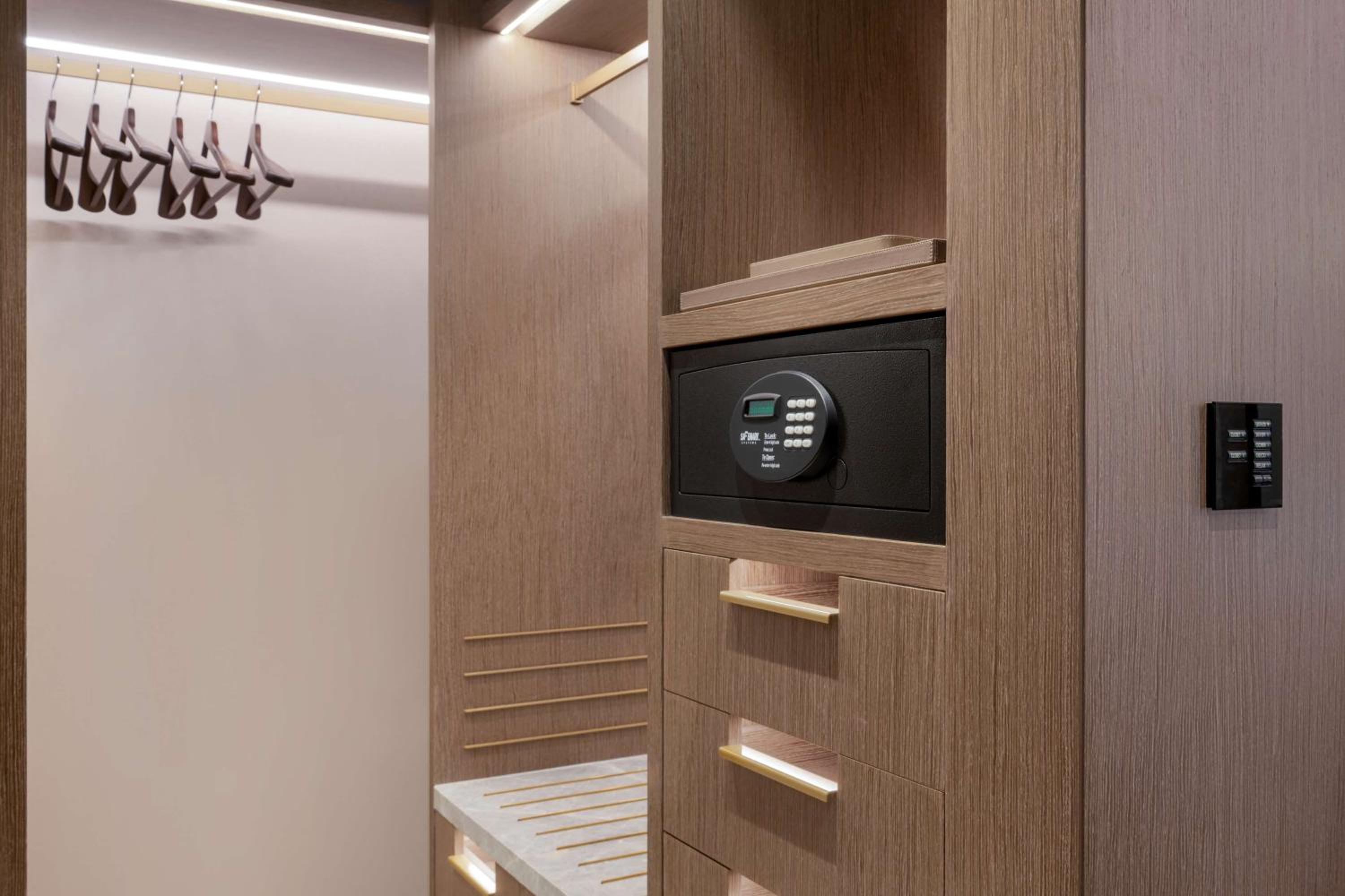 Deluxe King Room - Photo 10