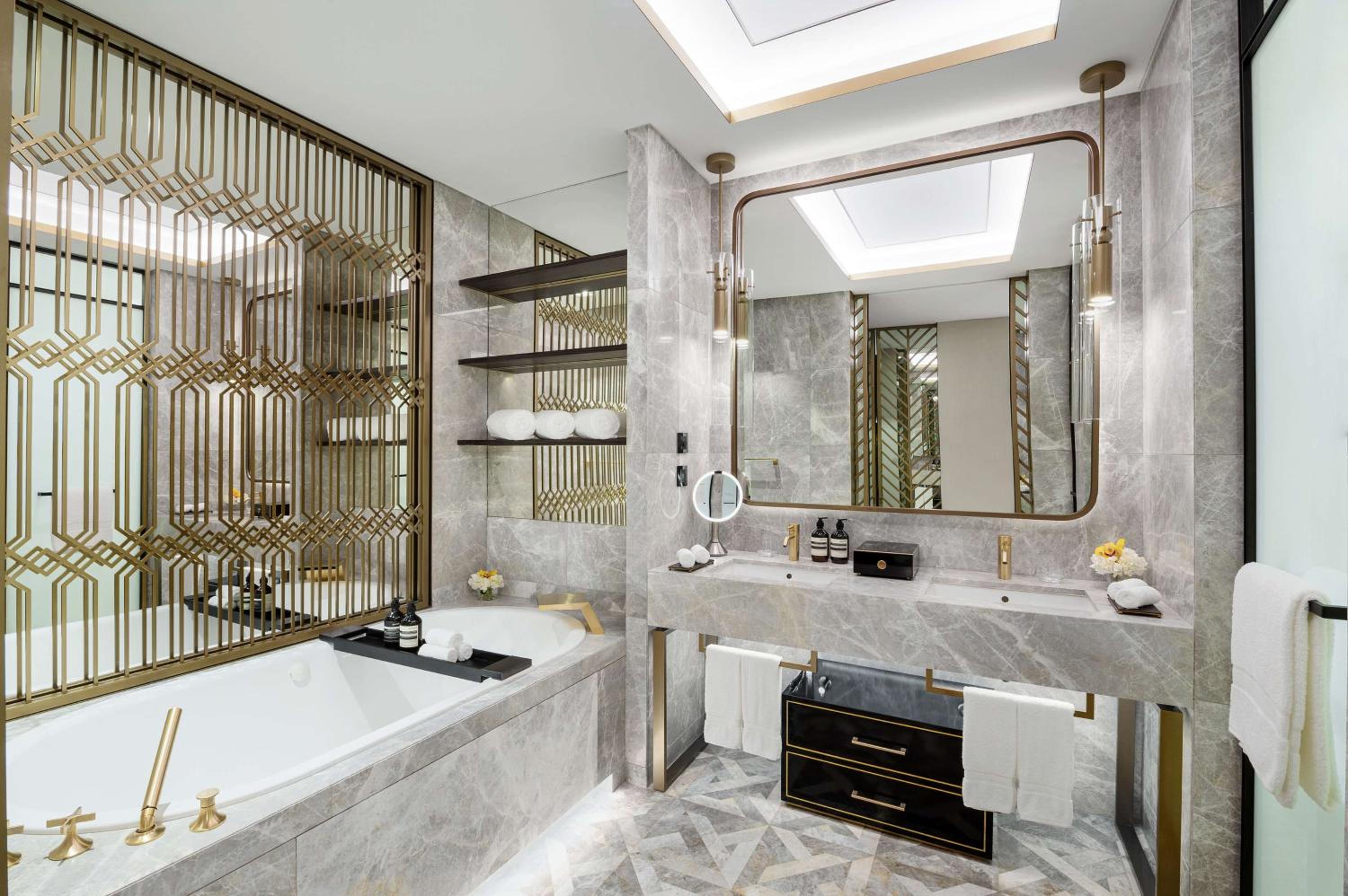 Deluxe King Room - Photo 11