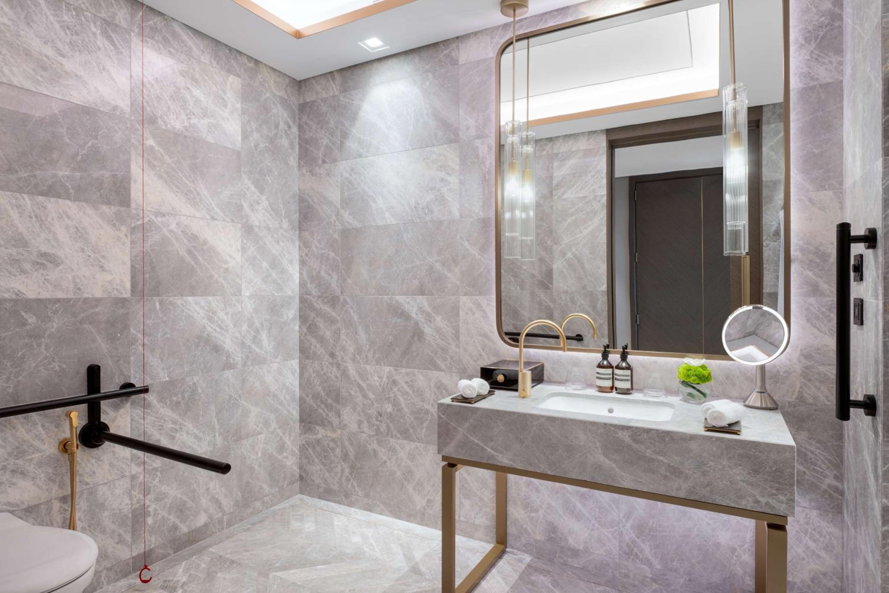 Deluxe King Room - Mobility Accessible - Photo 6