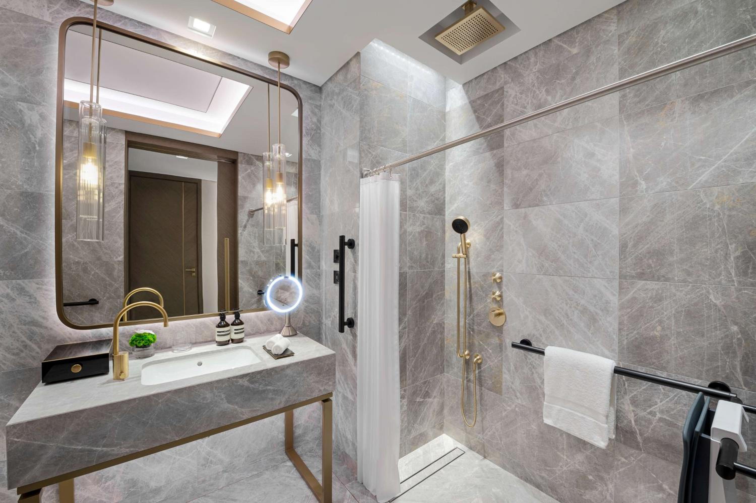 Deluxe King Room - Mobility Accessible - Photo 7