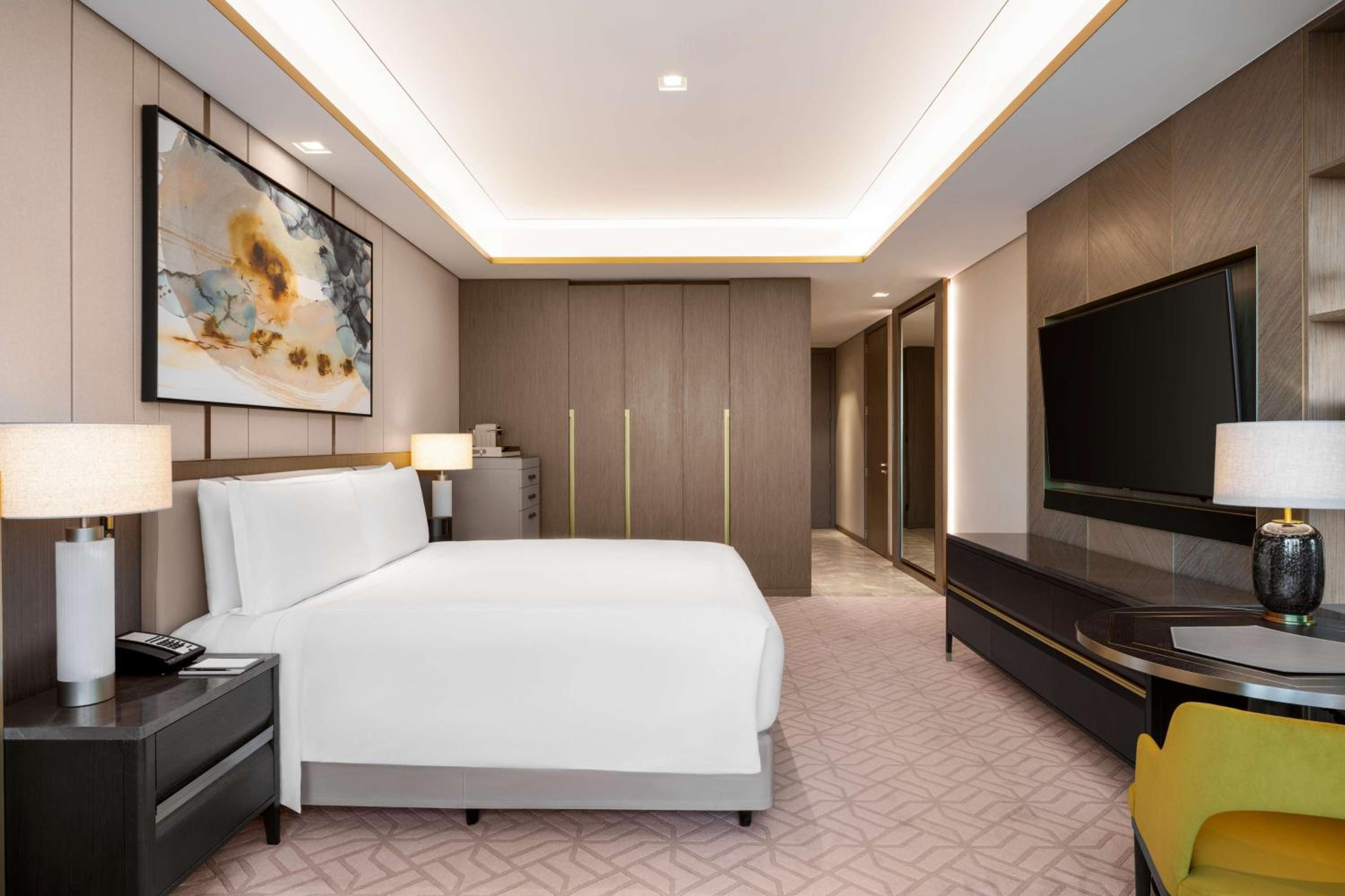 Deluxe King Room - Mobility Accessible - Photo 8