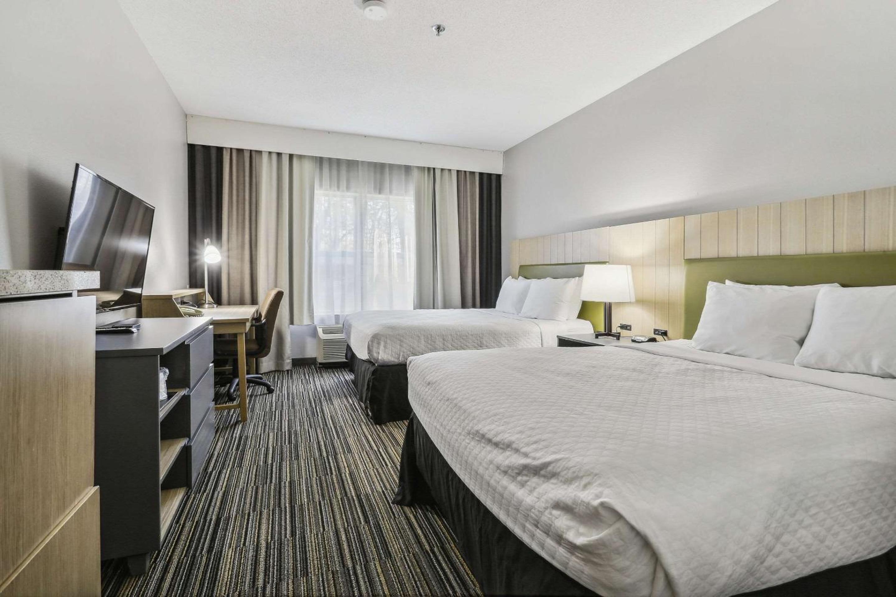 Queen Room with Two Queen Beds - Non-Smoking - Photo 1
