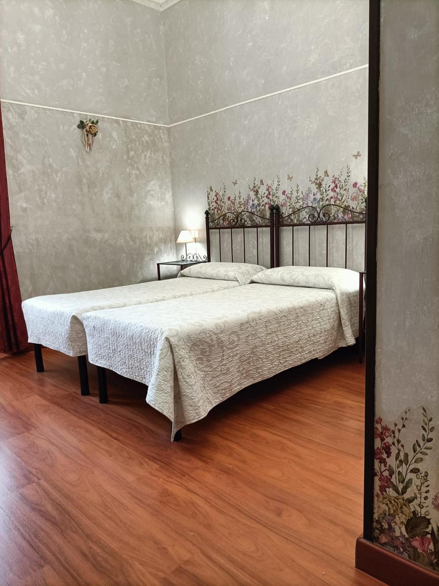 Standard Double Room with Shared Bathroom photo 3