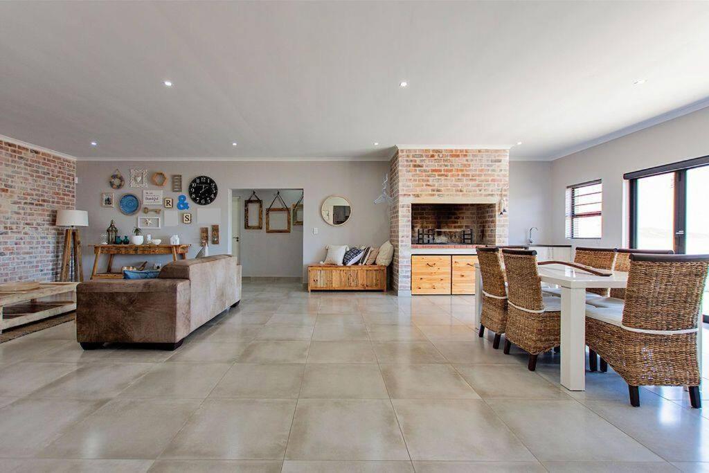 Three-Bedroom House photo 3