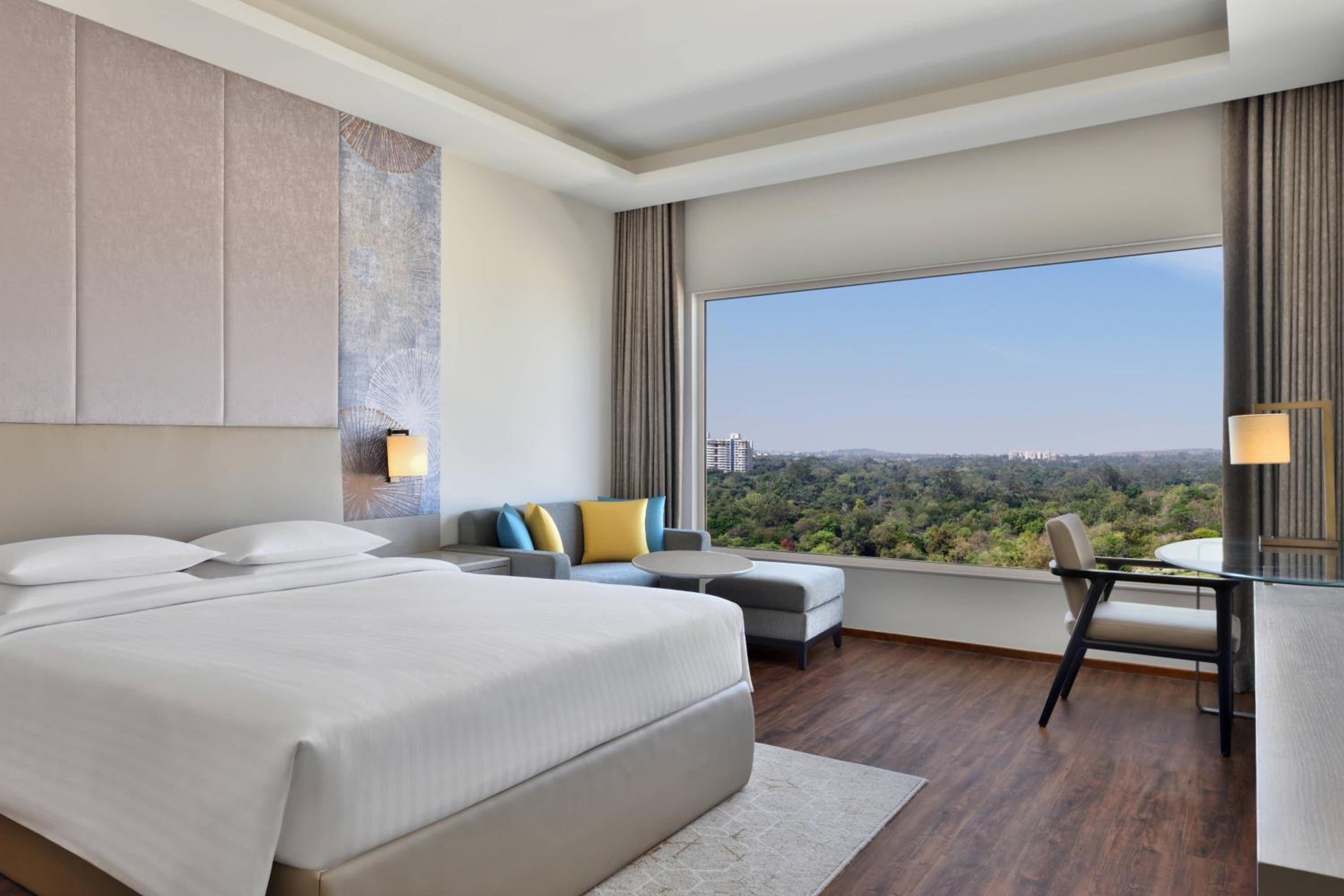 Presidential Suite, 1 Bedroom Suite, 1 King, City View, Executive Lounge Access, , 2 pieces laundry per day