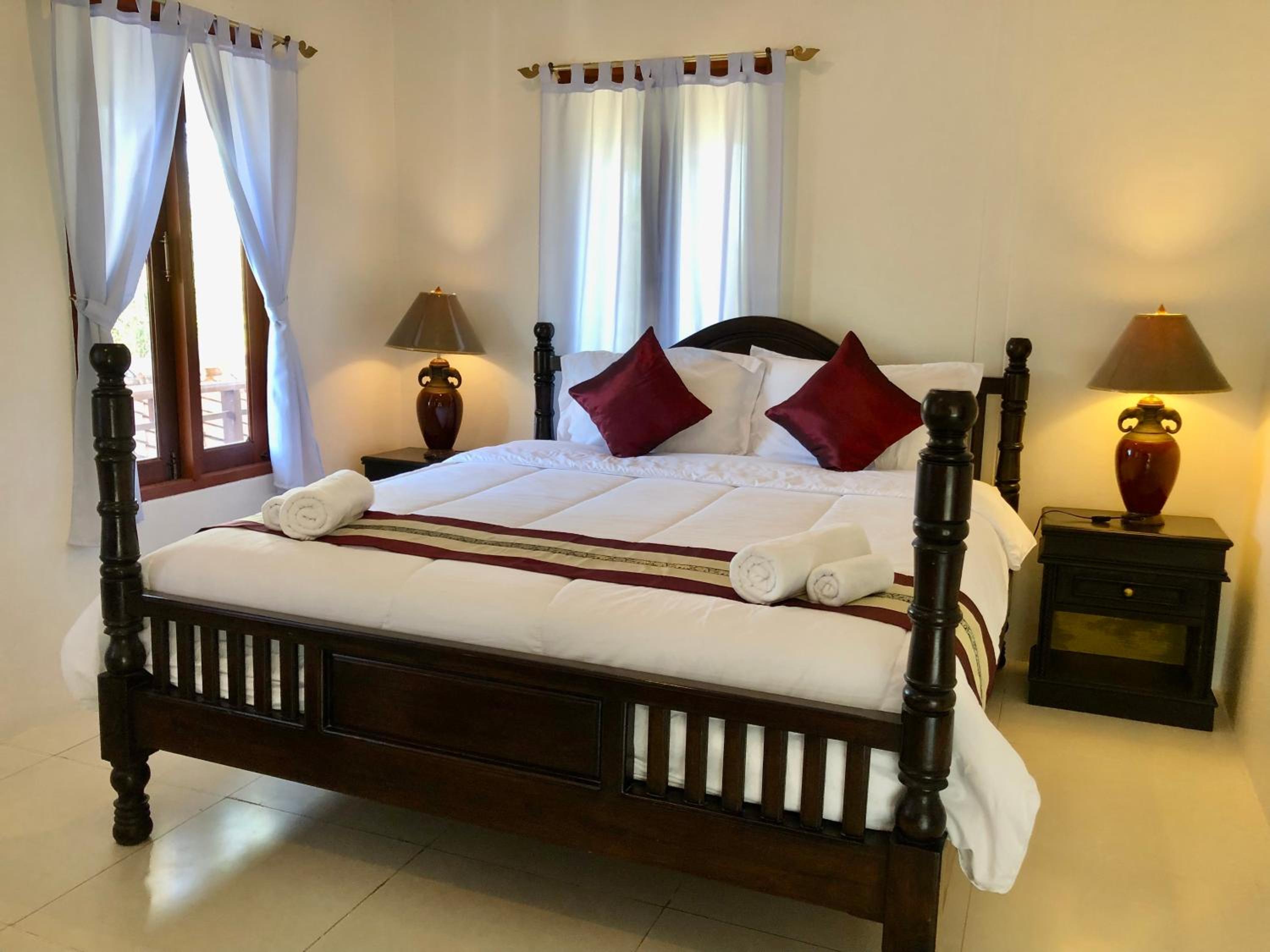 King Room with Balcony - Photo 8
