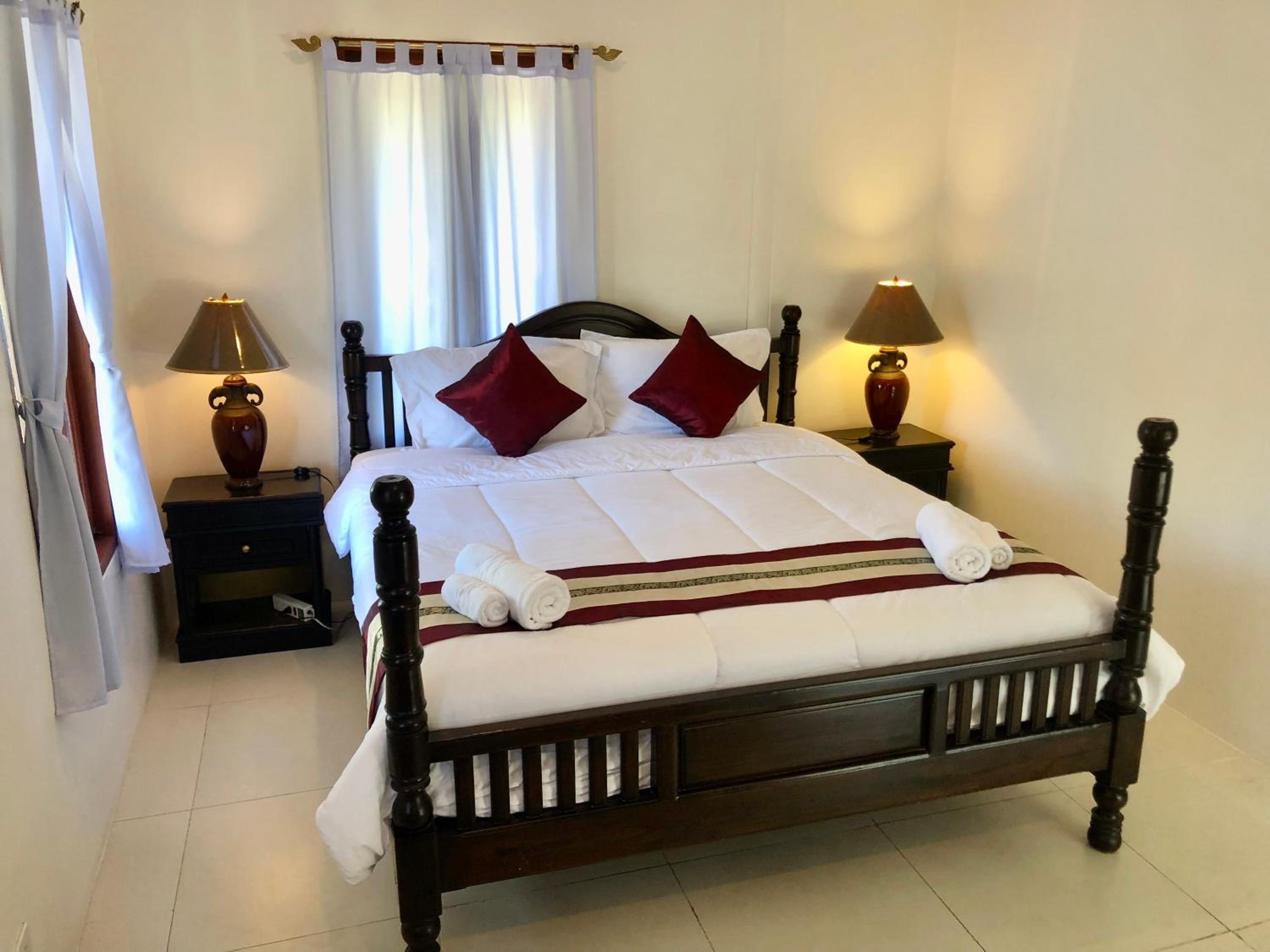 King Room with Balcony - Photo 9