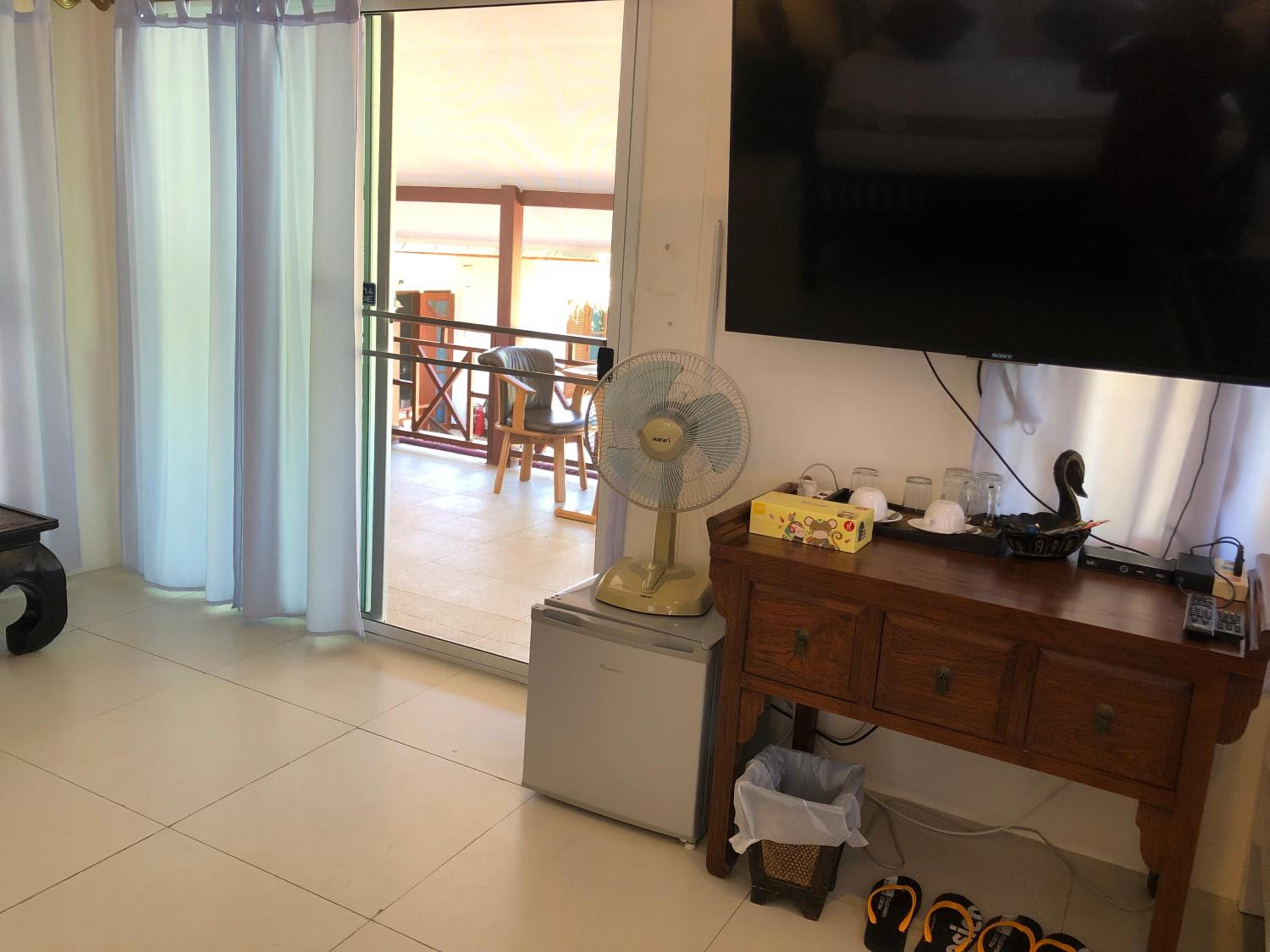 King Room with Balcony - Photo 7