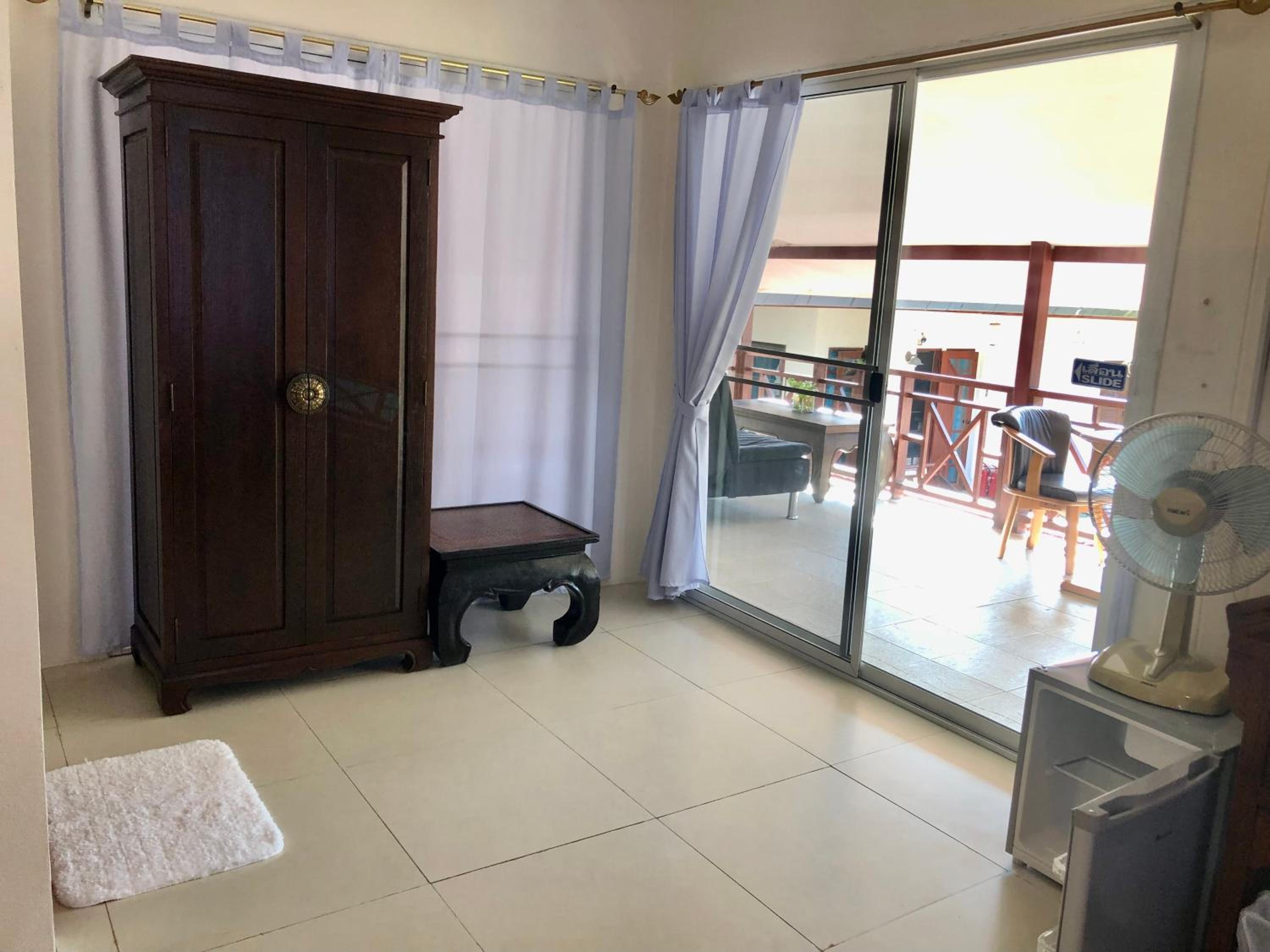 King Room with Balcony - Photo 5