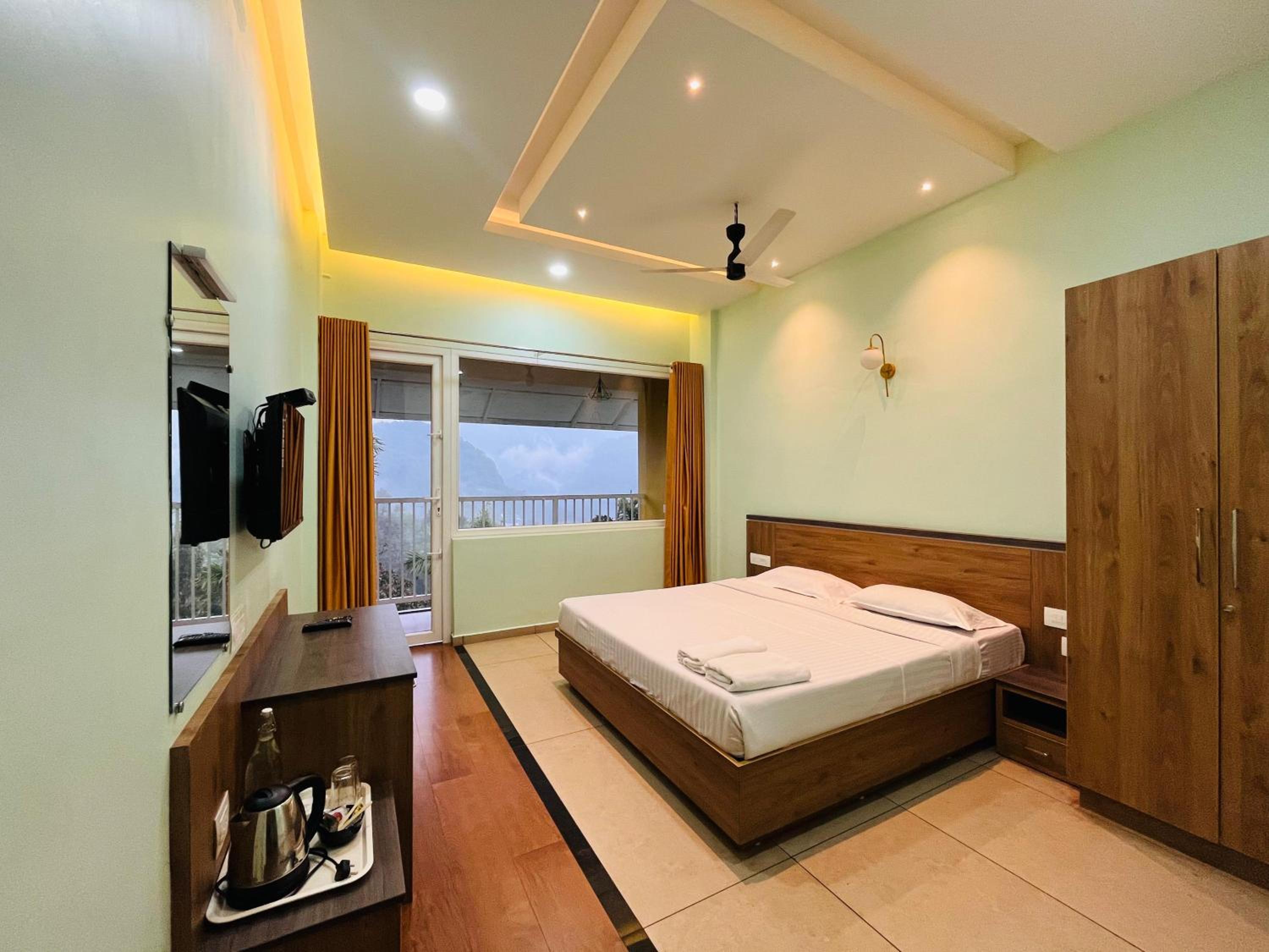 Deluxe Double Room (2 Adults + 1 Child) photo 1