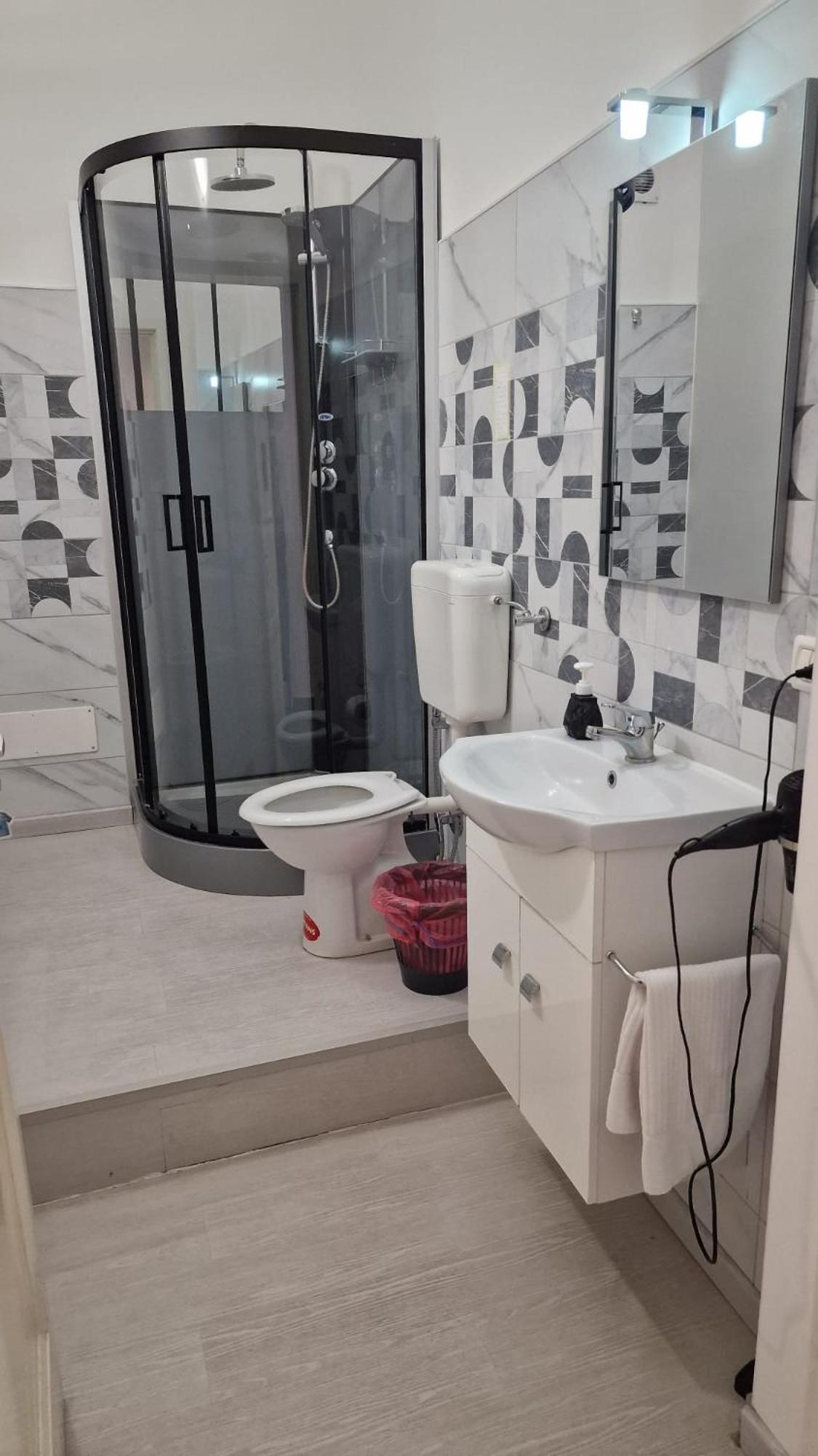 Double Room with Private Bathroom - Photo 11
