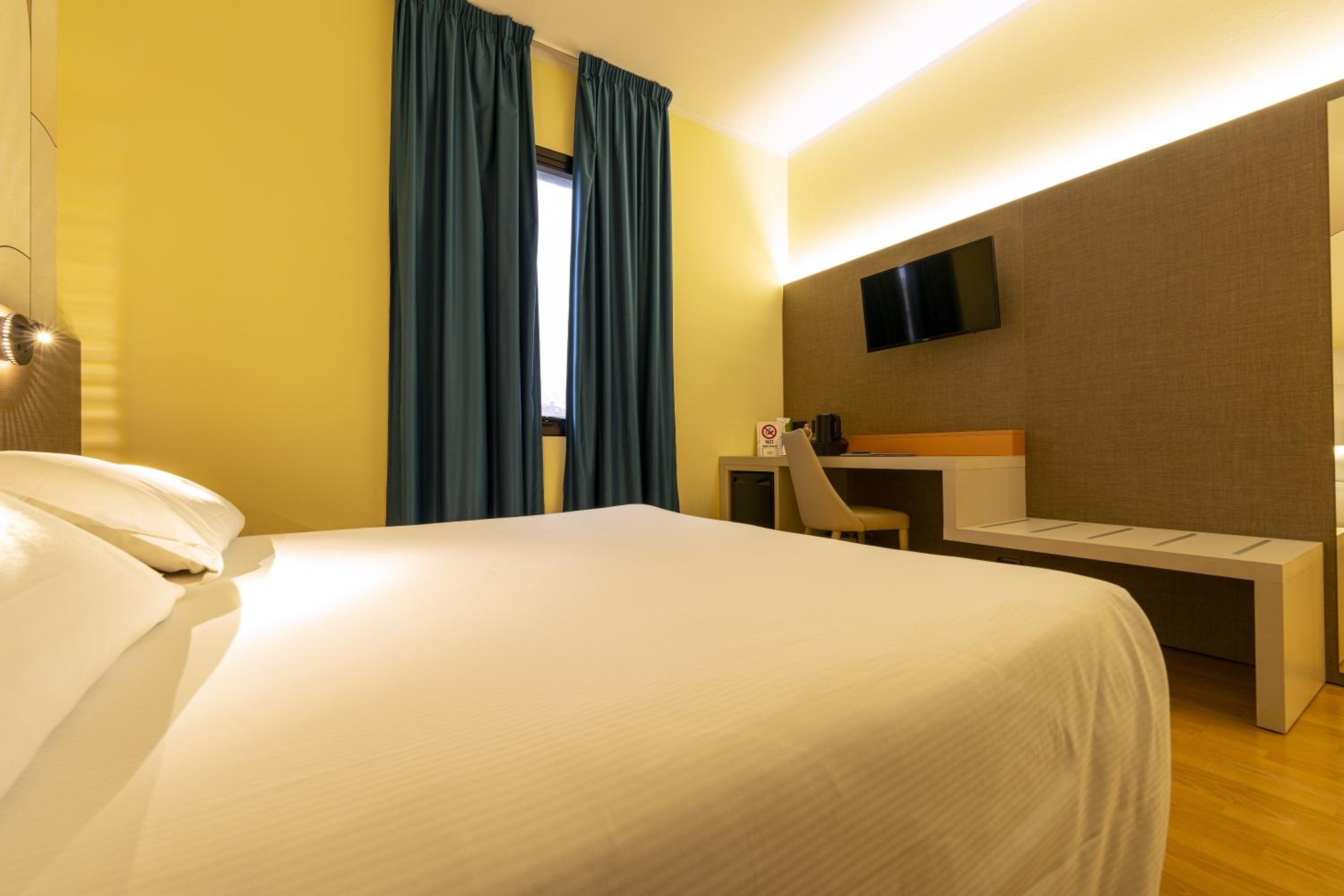 Business Double Room thumbnail 5