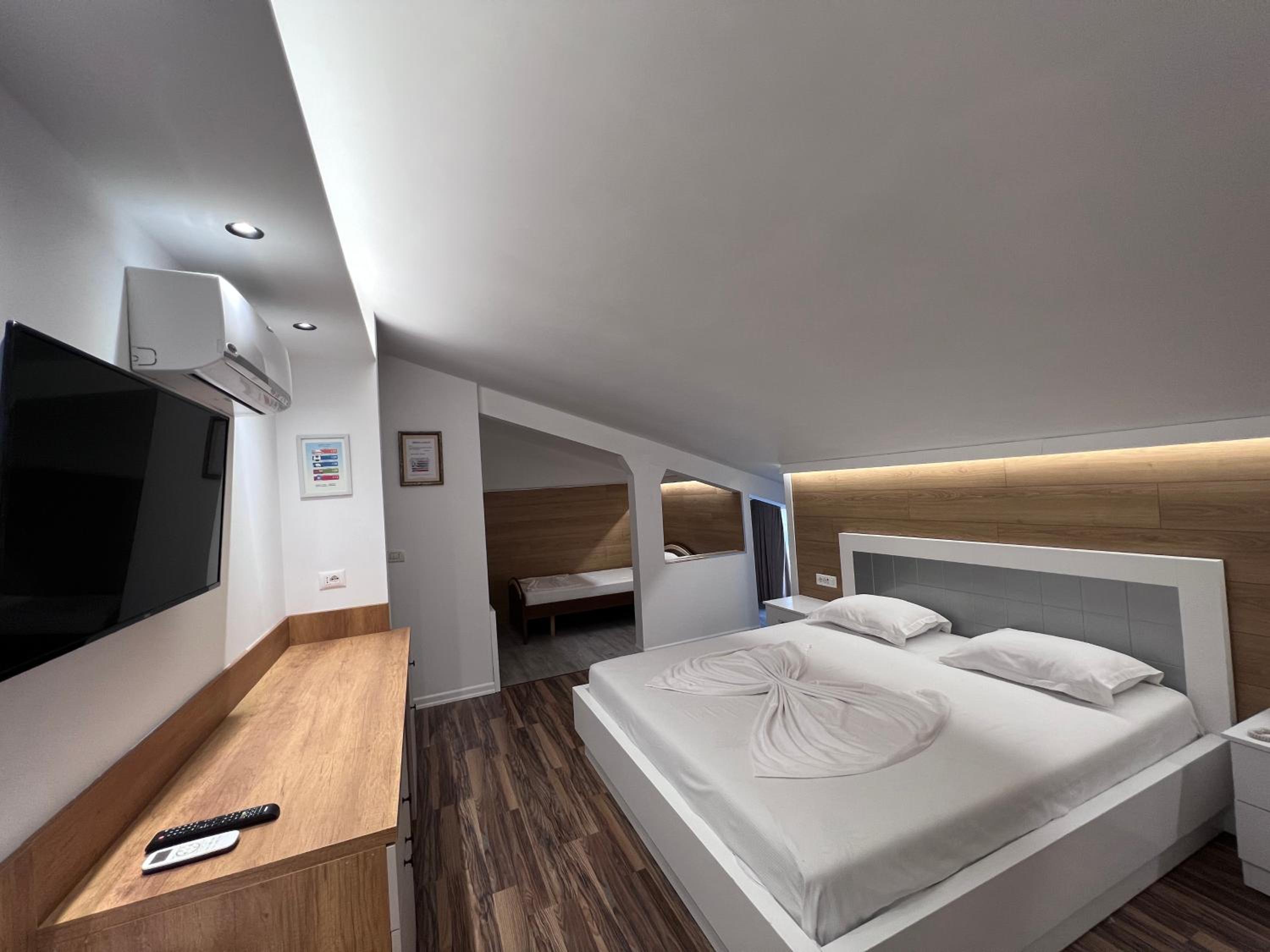 Deluxe Room (2 Adults + 1 Child)