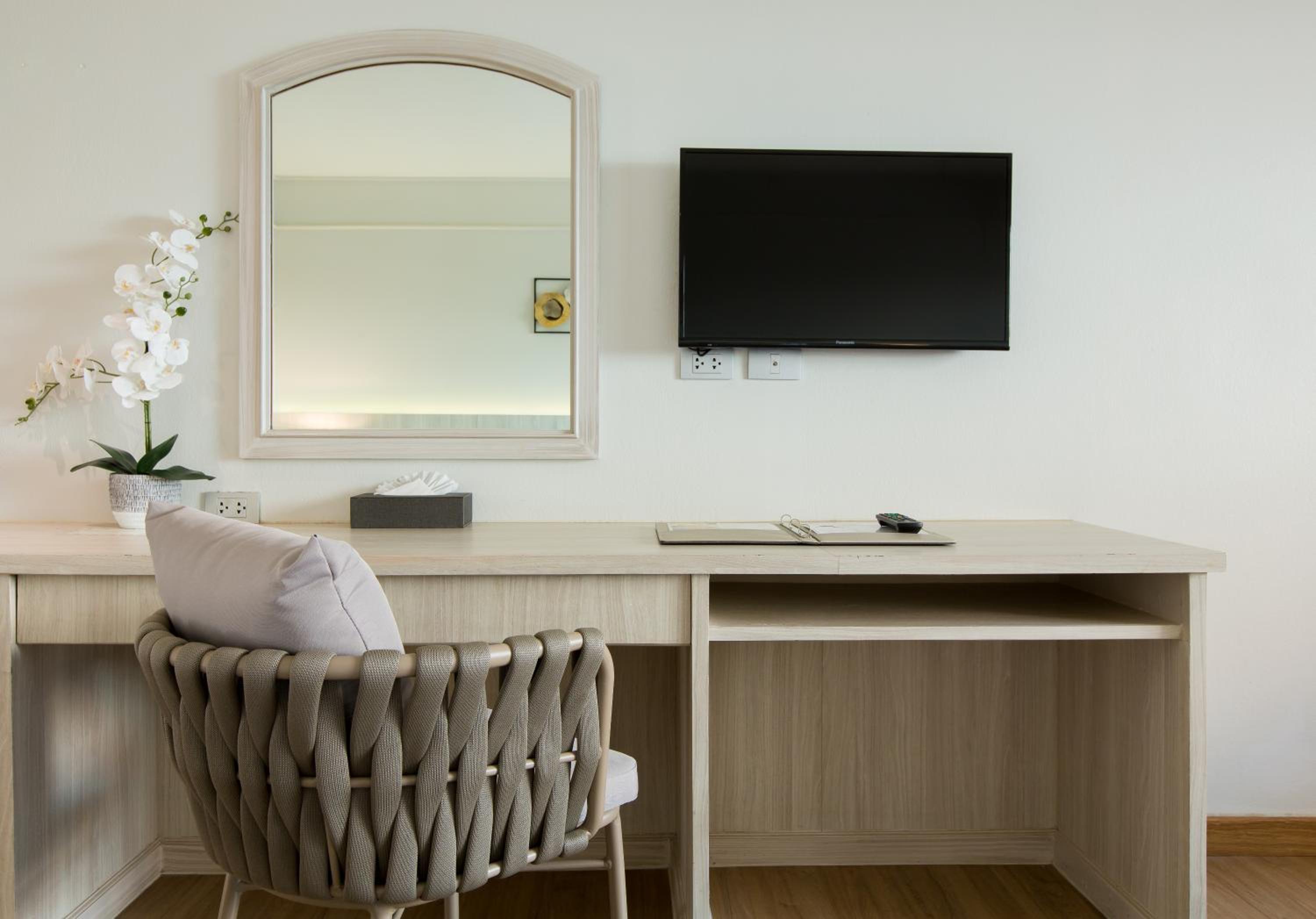 Standard Double or Twin Room City View  - Photo 8