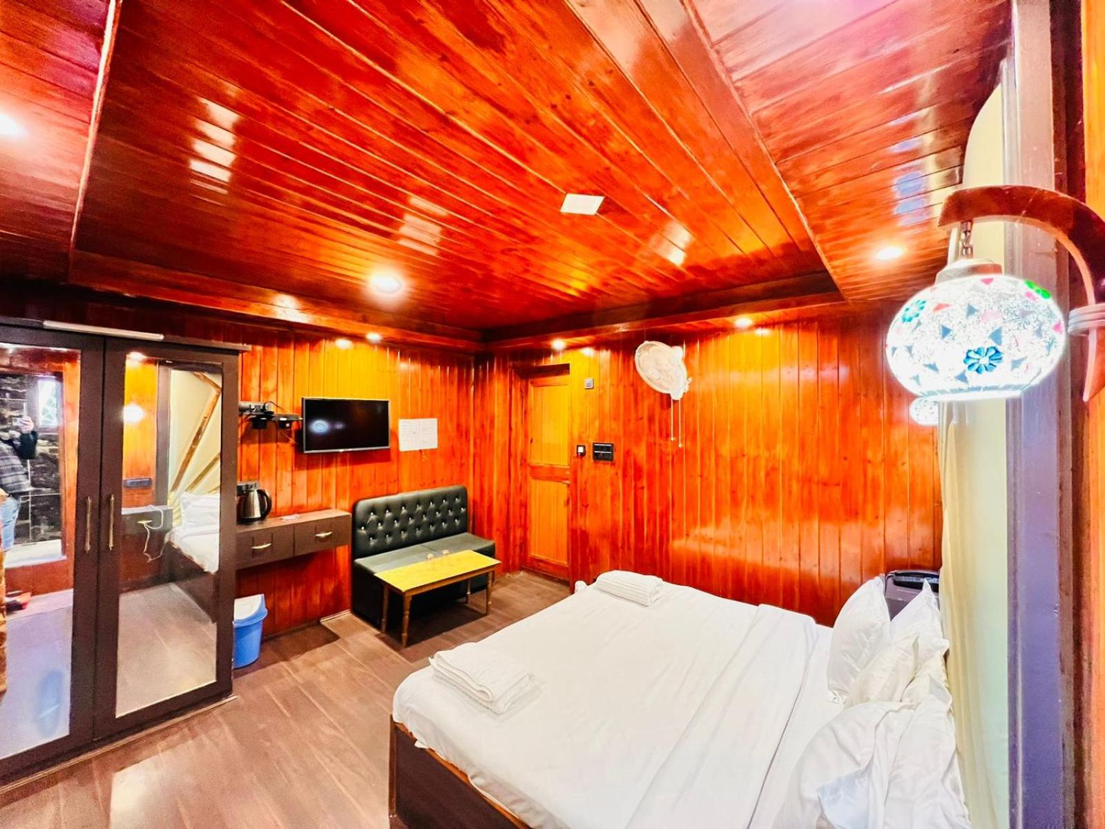 Deluxe Room - Photo 12