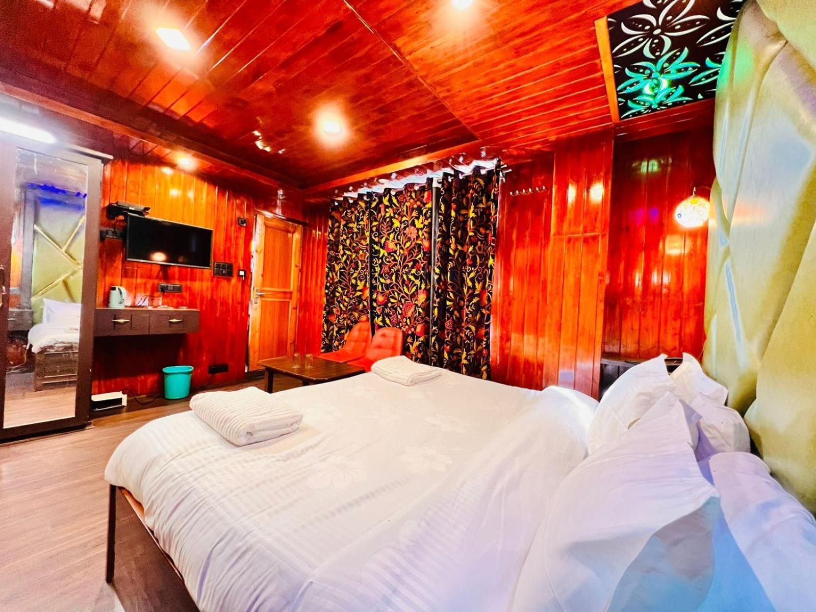 Deluxe Room - Photo 10
