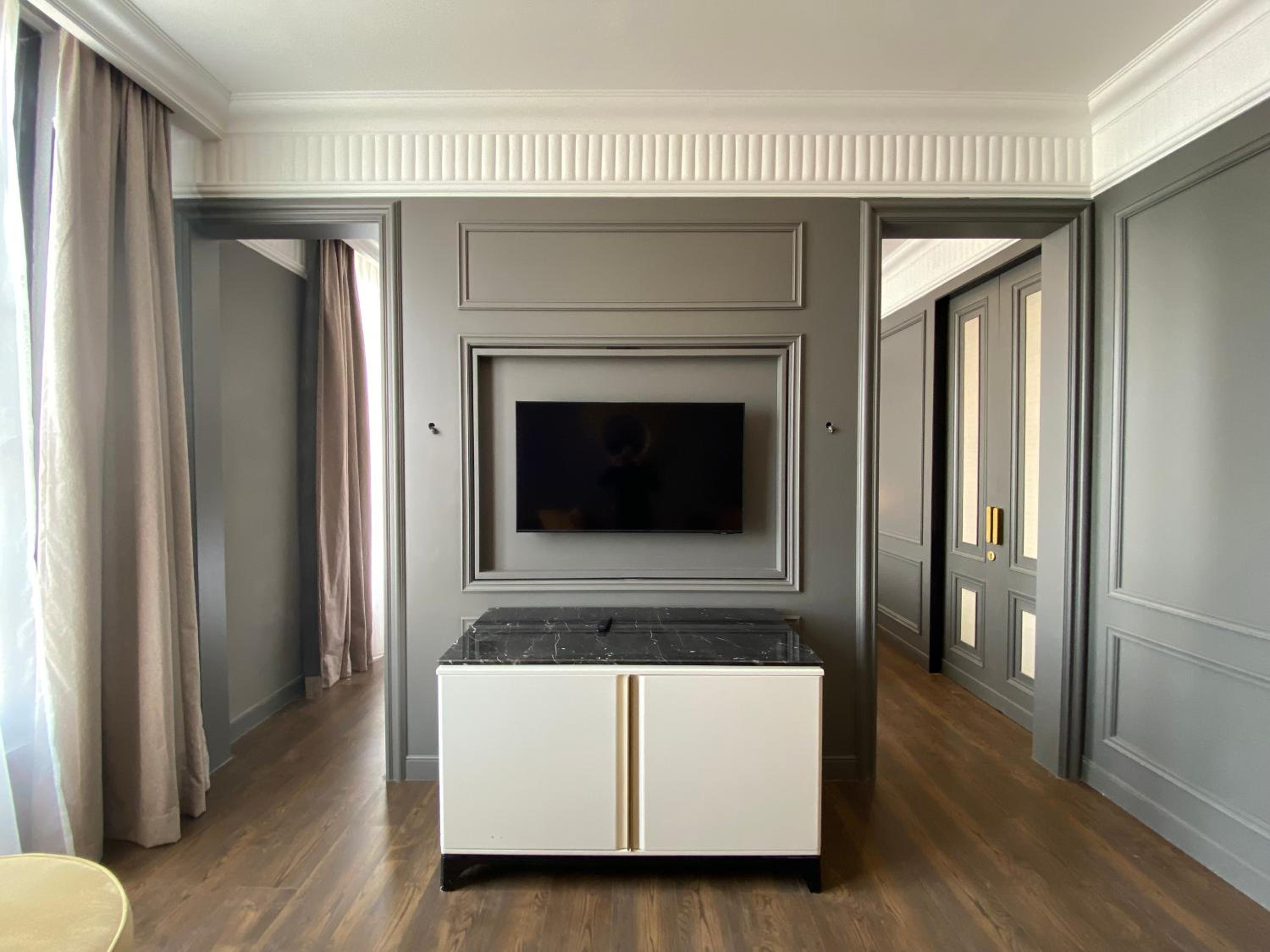 Executive Suite - Photo 9