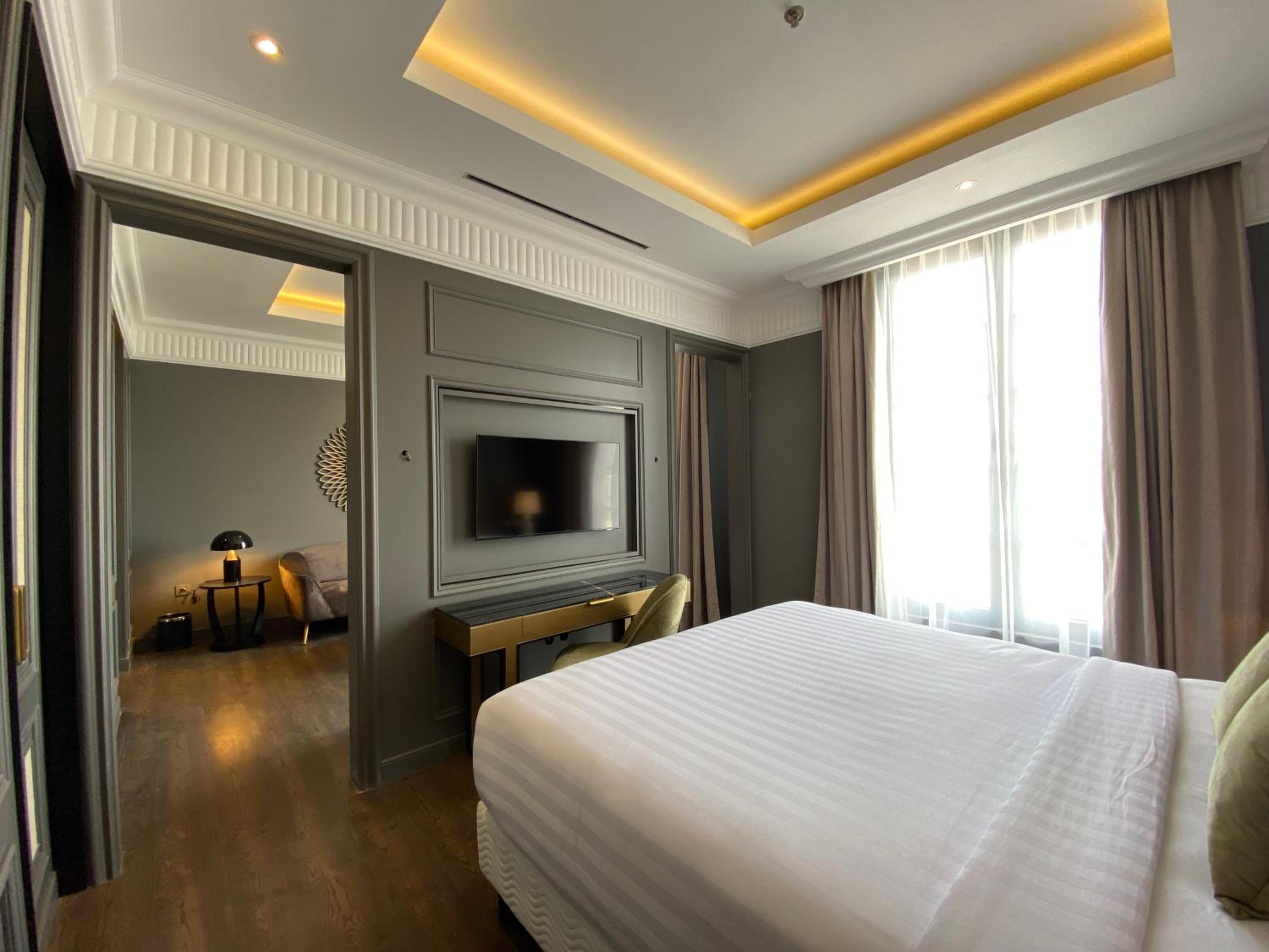 Executive Suite - Photo 1