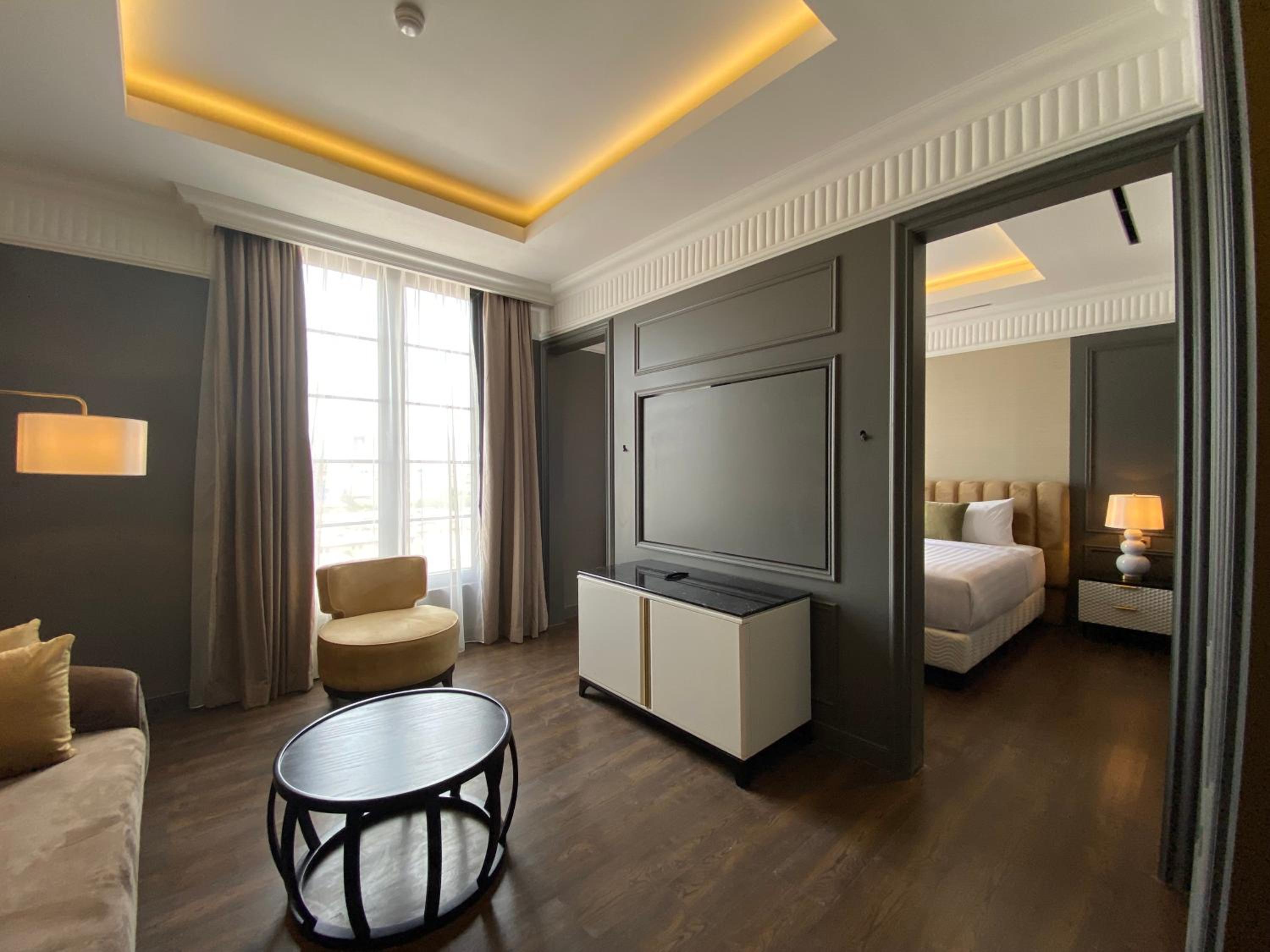 Executive Suite - Photo 7