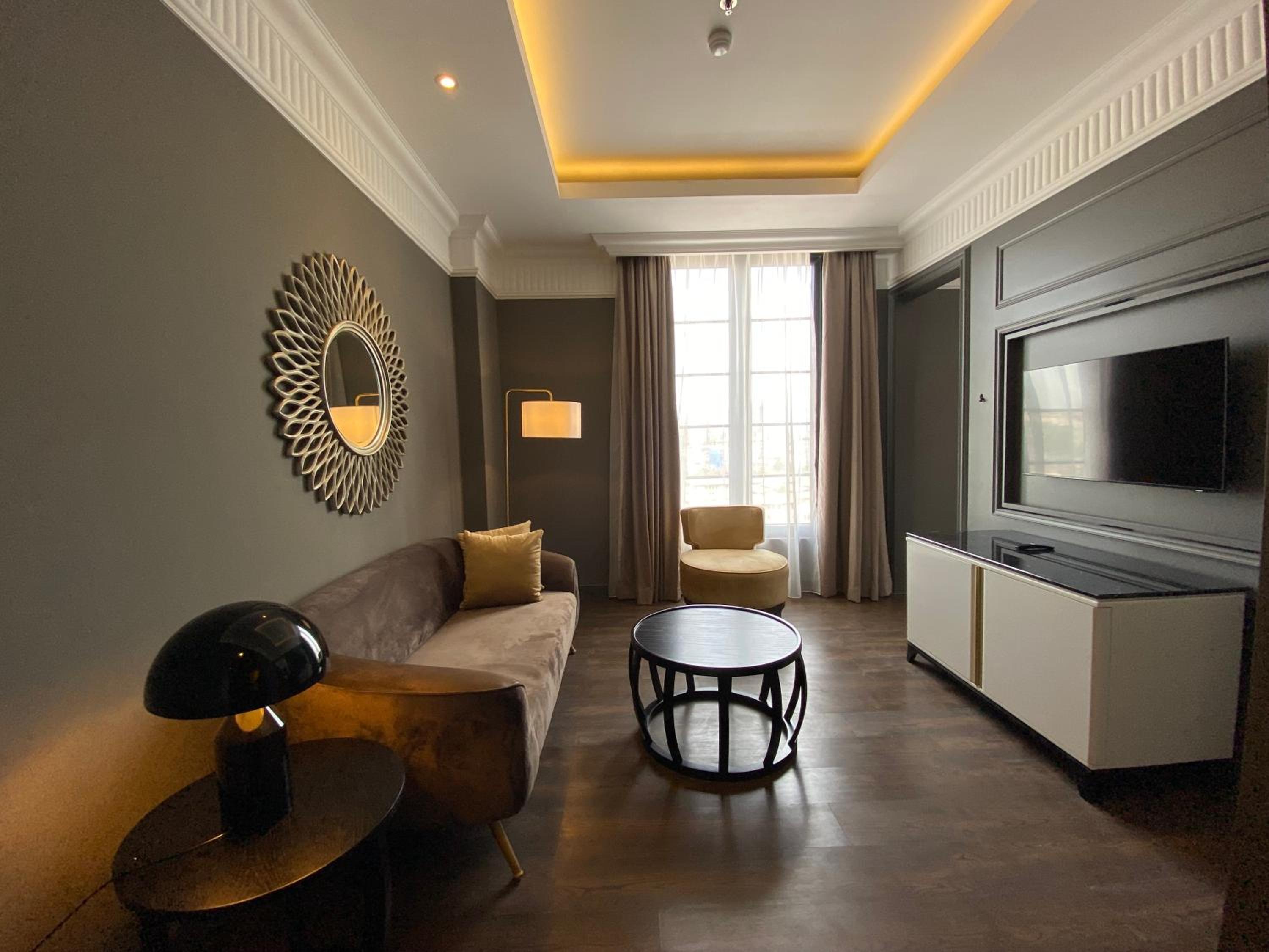 Executive Suite - Photo 8