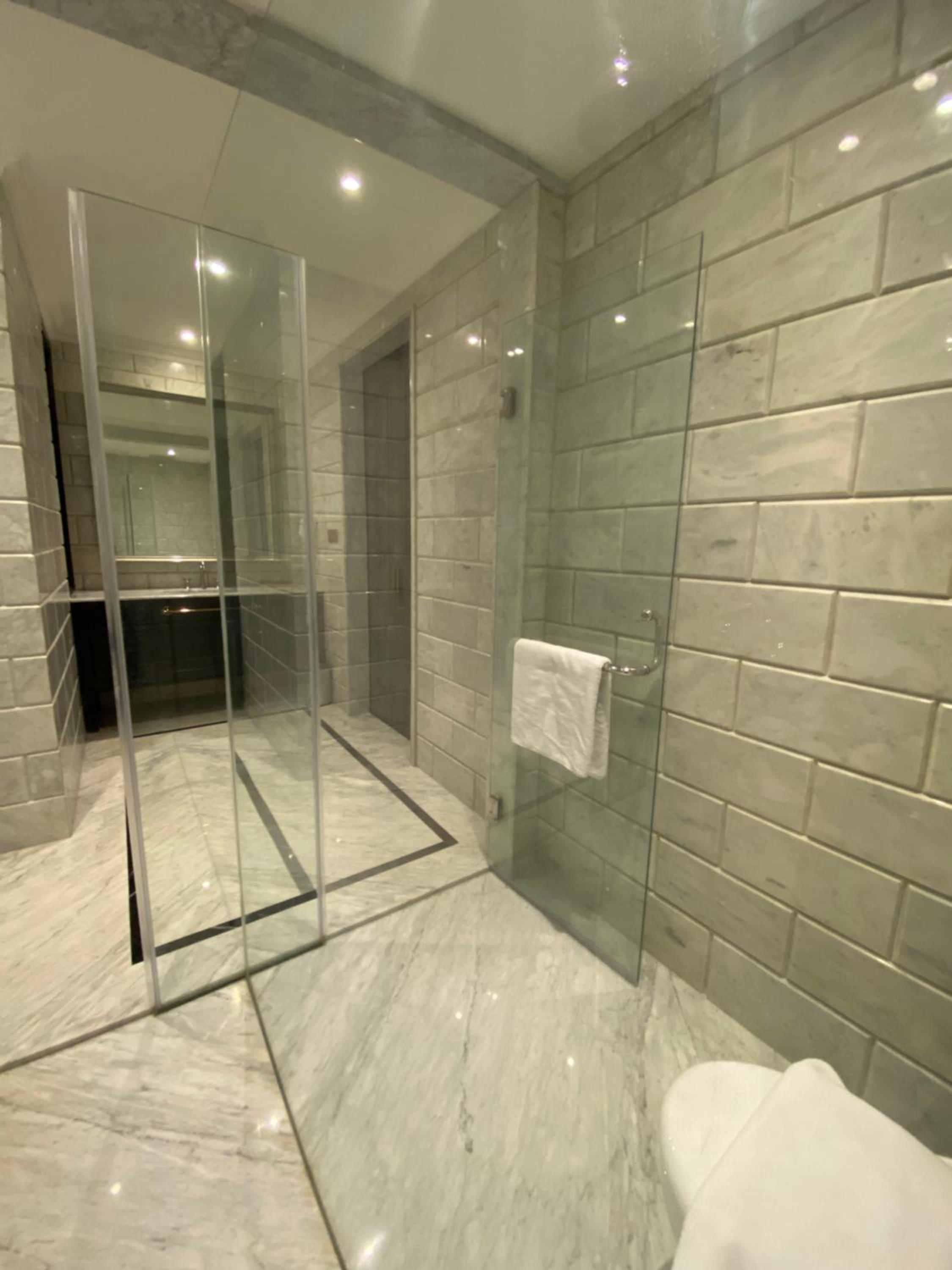 Executive Suite - Photo 2