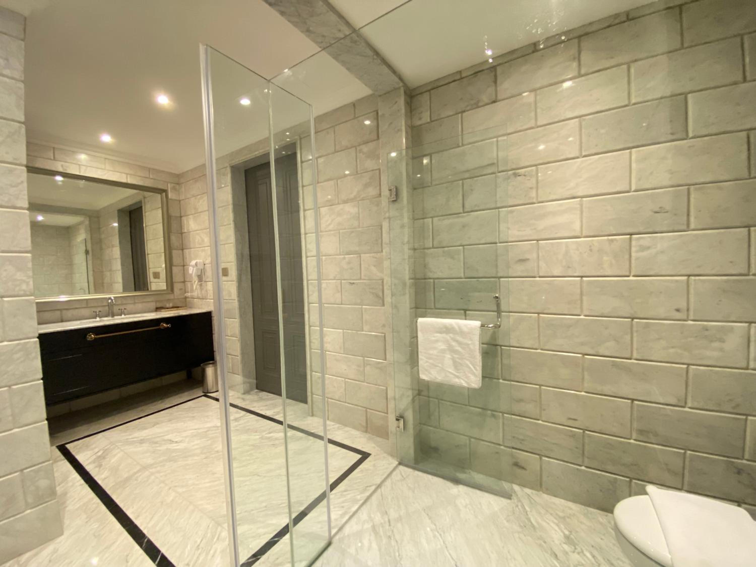 Executive Suite - Photo 3