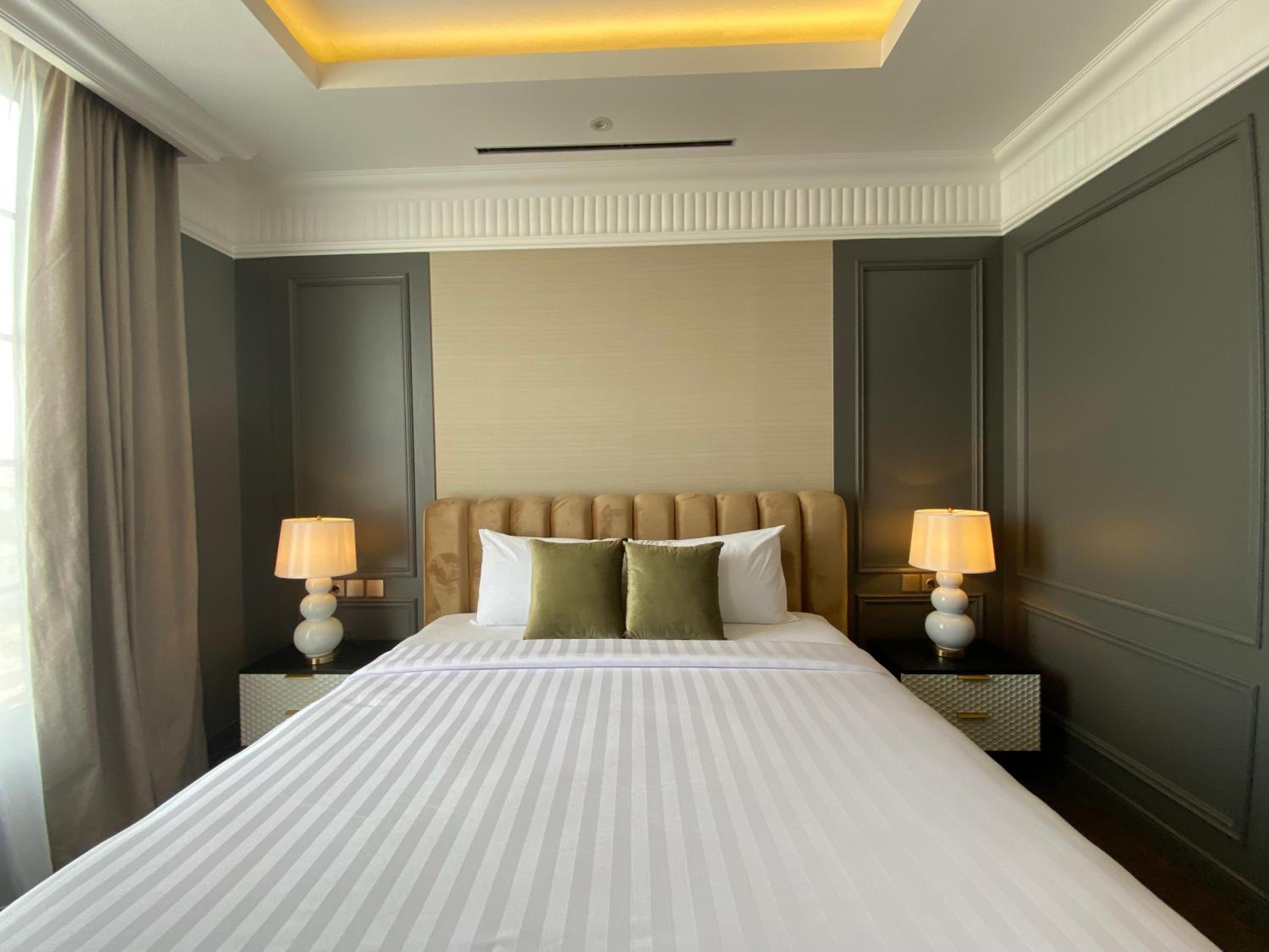 Executive Suite - Photo 11