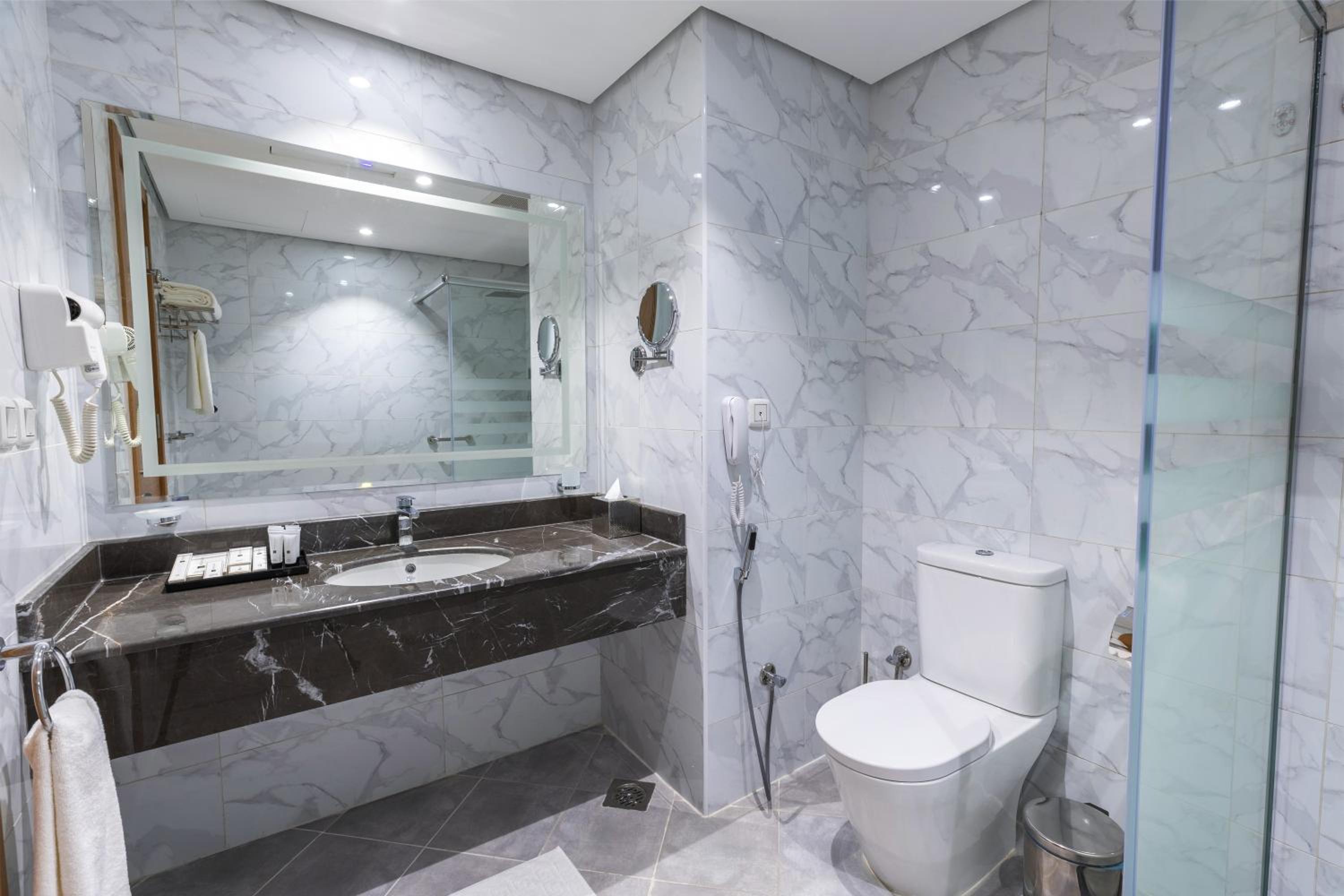 Deluxe King Room - Photo 3