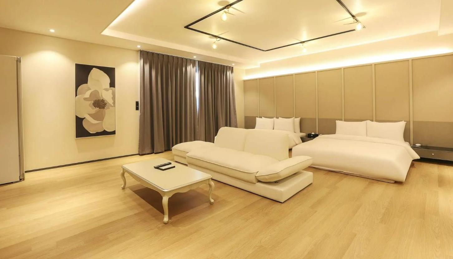 Superior Queen Room with Two Queen Beds photo 3