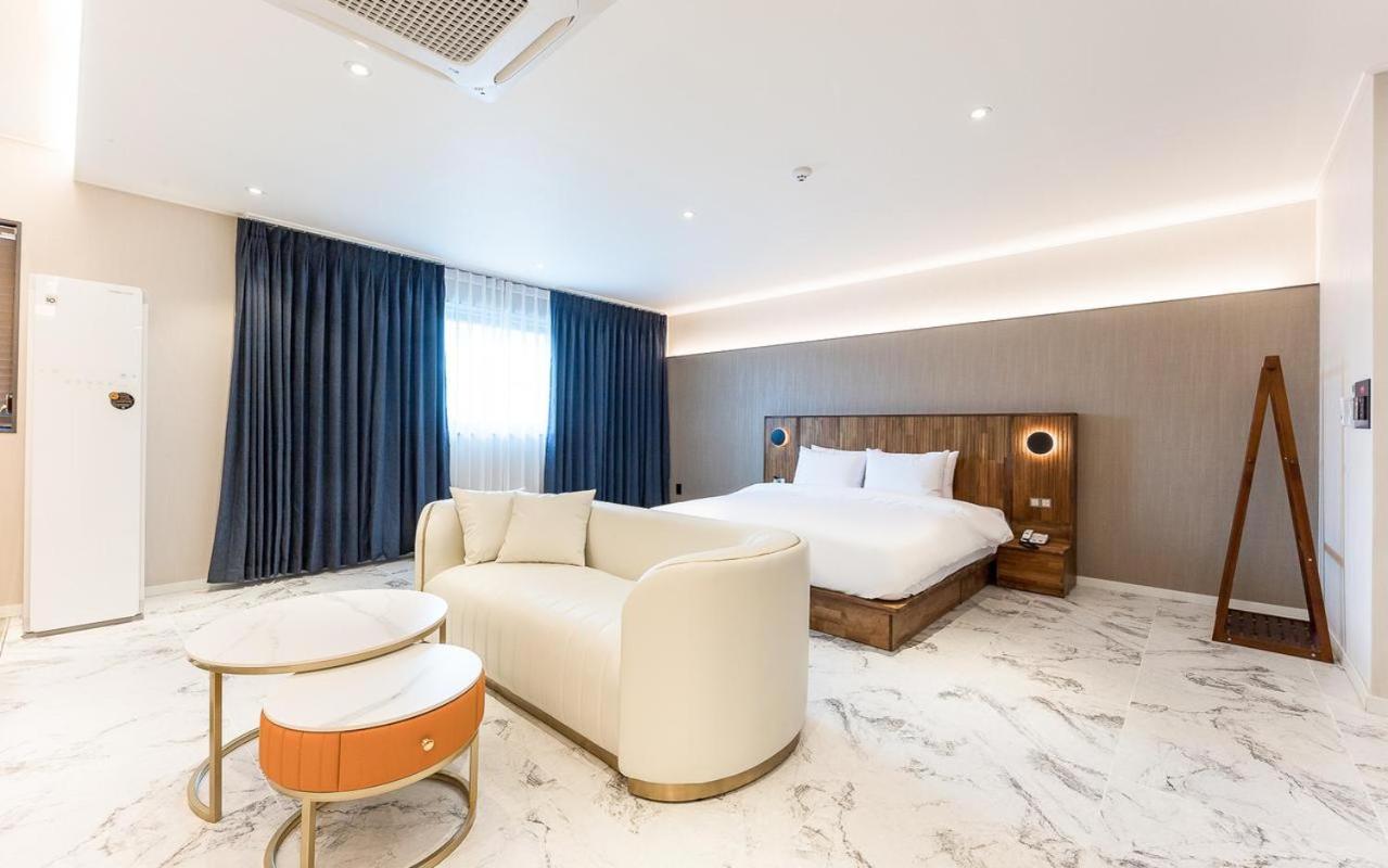 Queen Suite with Spa Bath photo 3