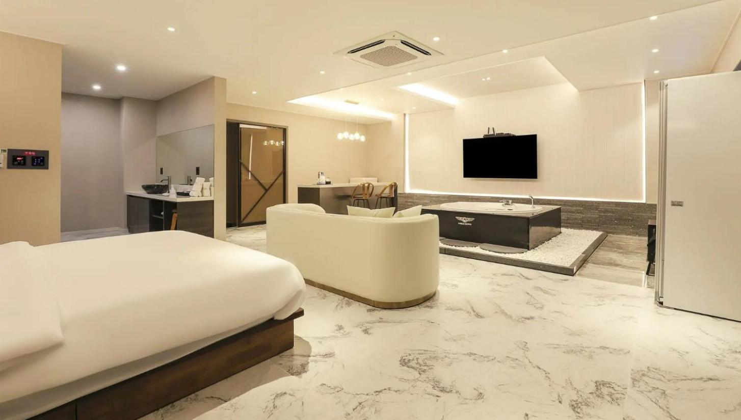 Queen Suite with Spa Bath photo 2