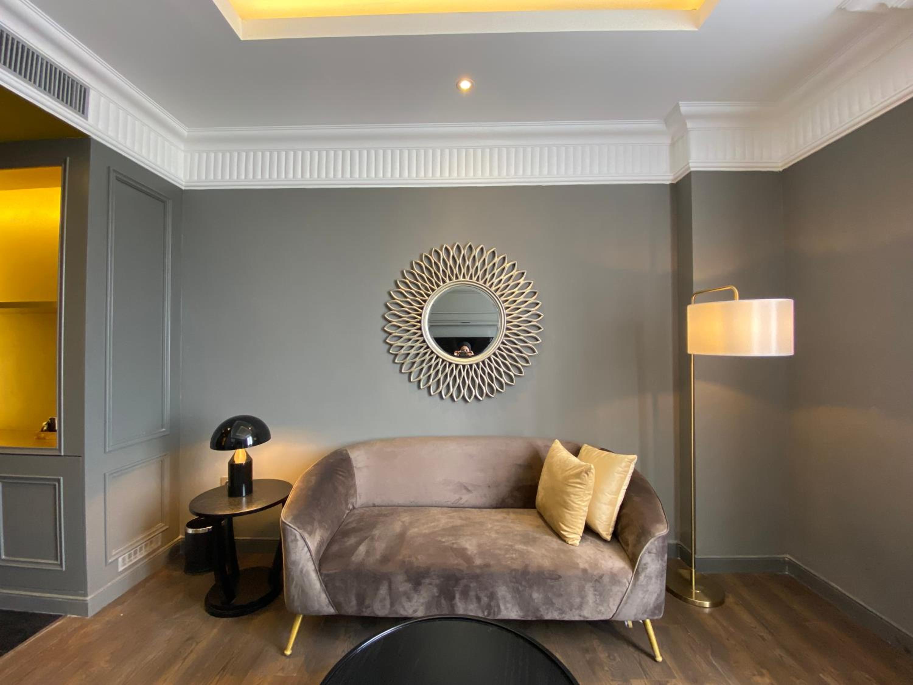 Executive Suite - Photo 12