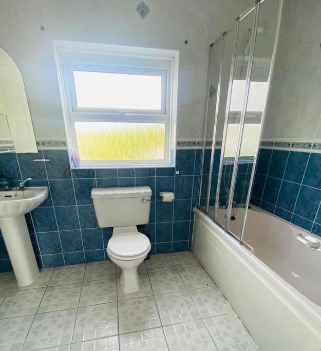 Three-Bedroom House photo 3