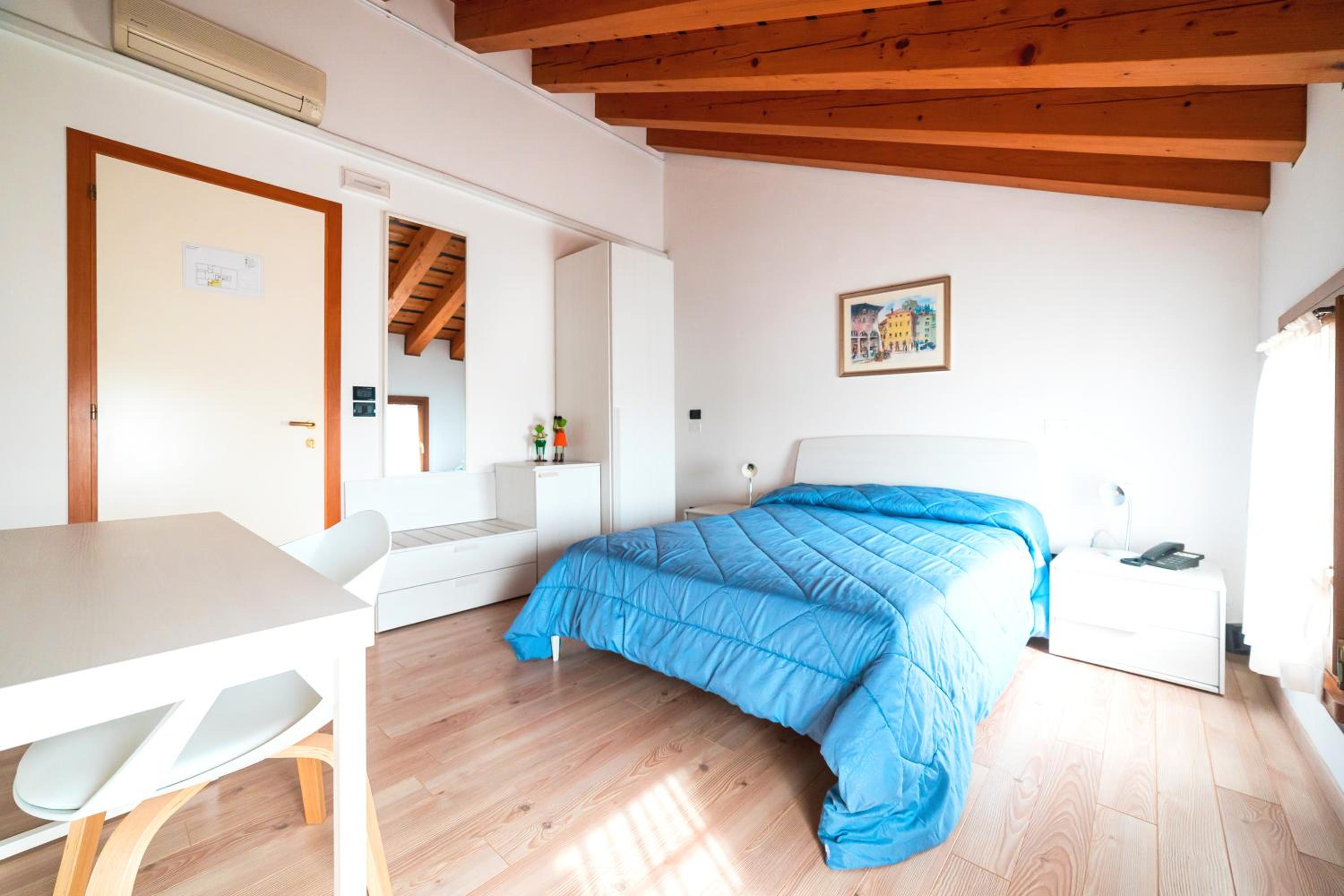 Single Room with Private Bathroom photo 2