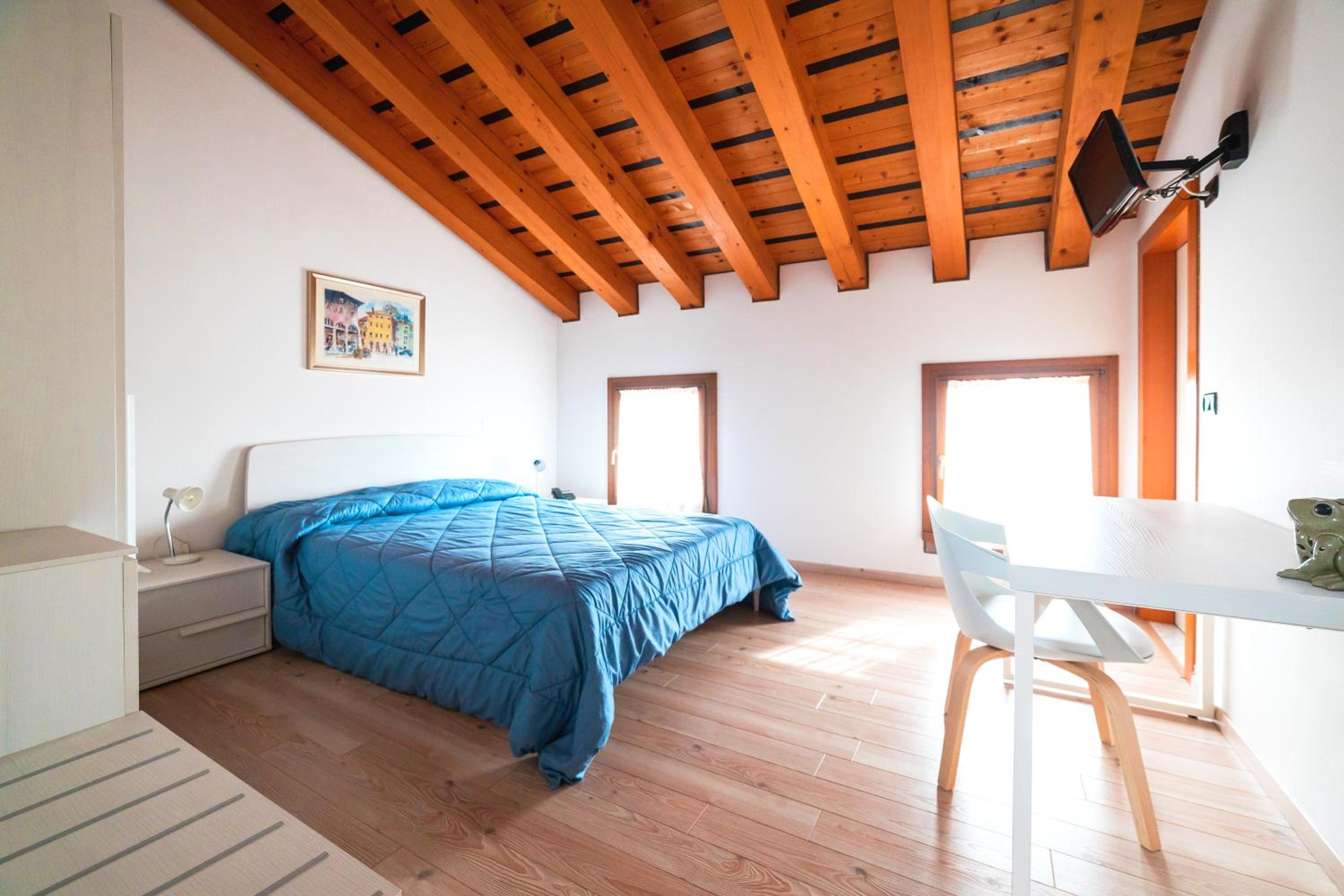 Single Room with Private Bathroom photo 3