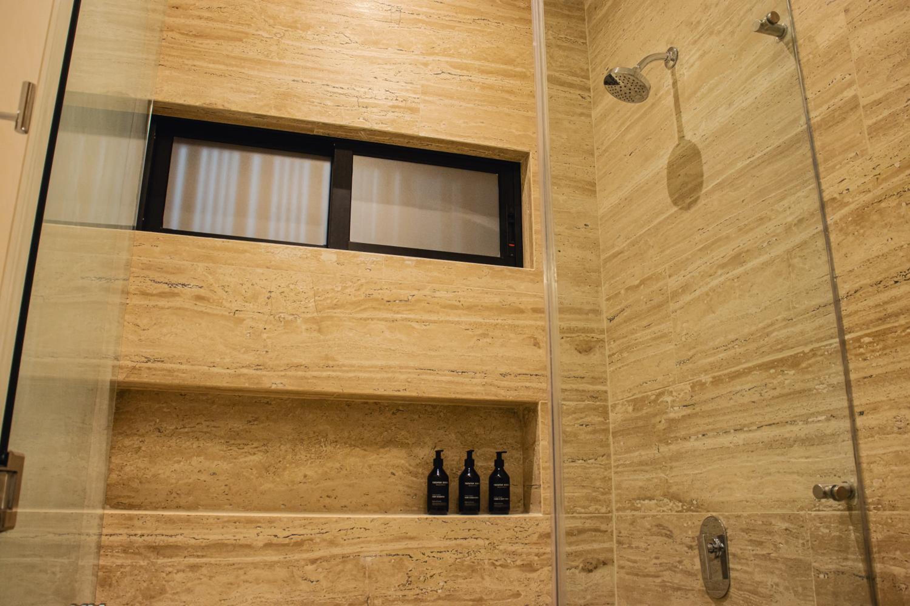 Standard Suite - Photo 7