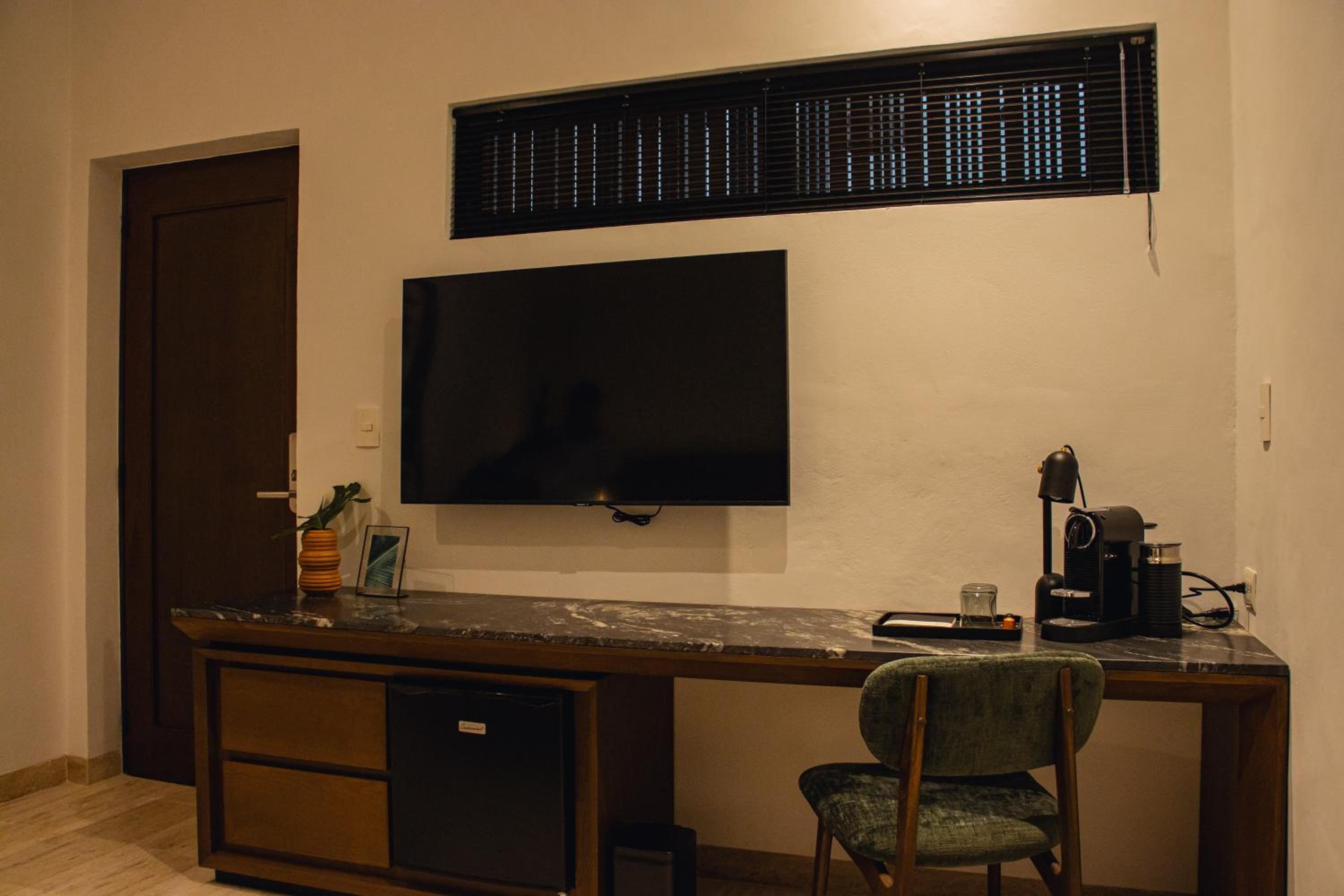 Standard Suite - Photo 1