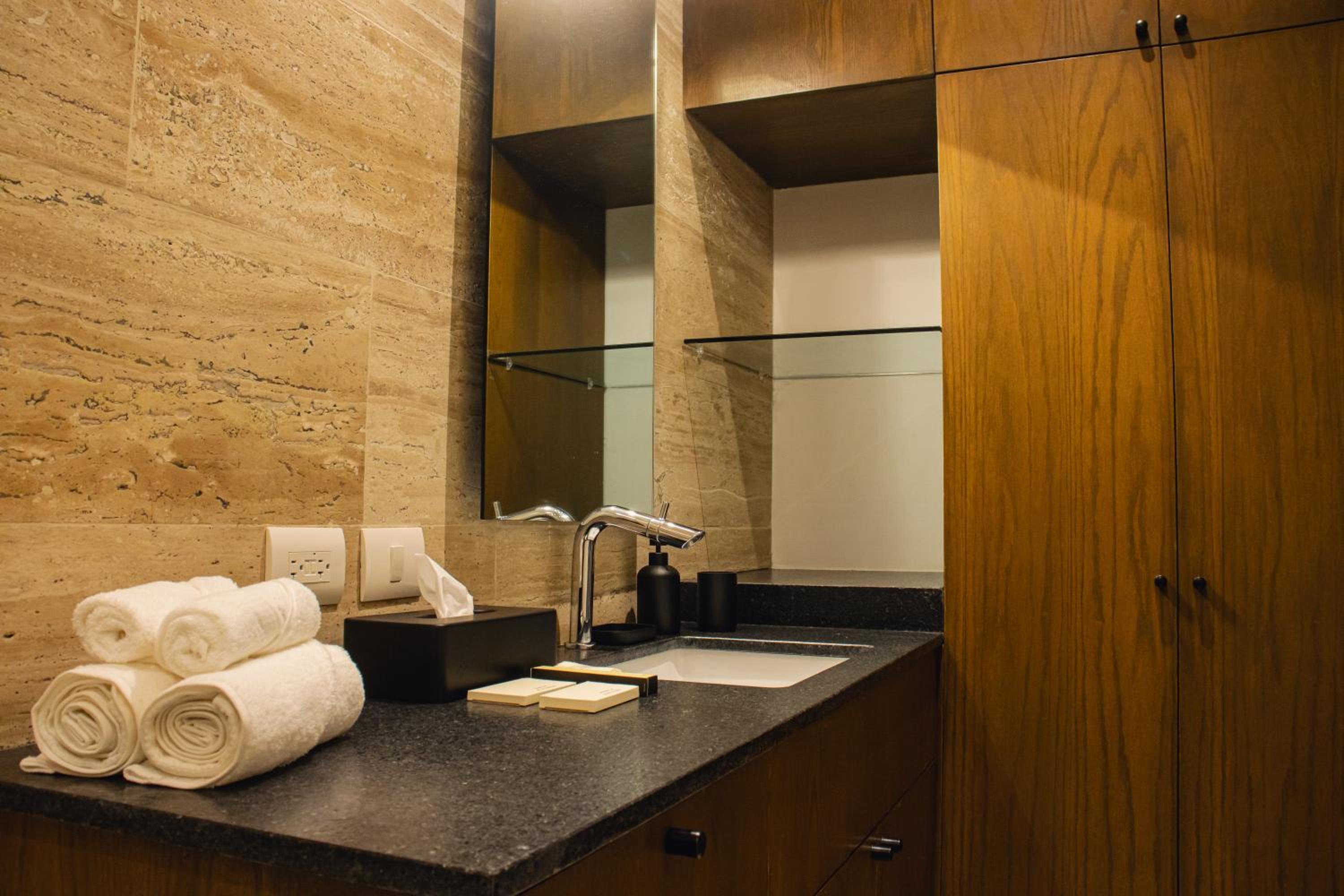 Standard Suite - Photo 6