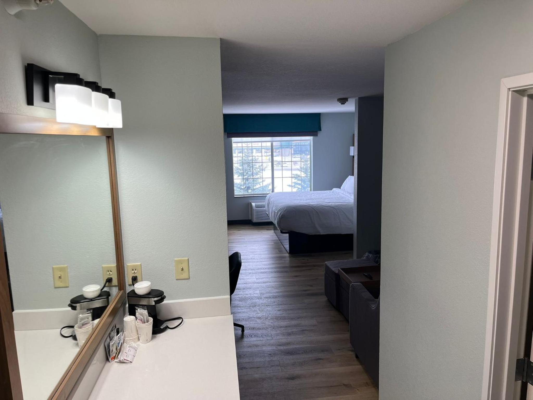 King Room - Non-Smoking - Photo 11