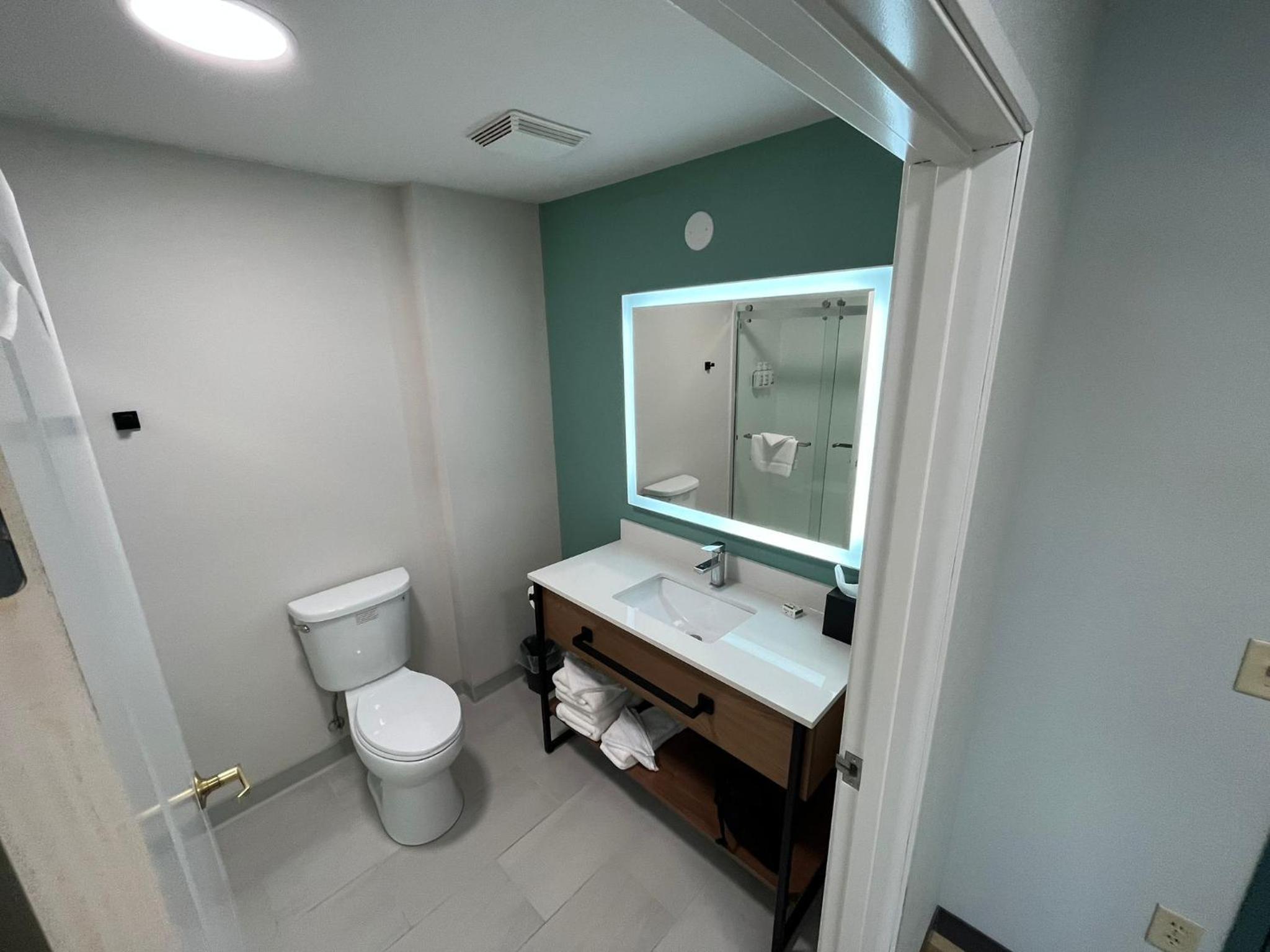King Room - Non-Smoking - Photo 14